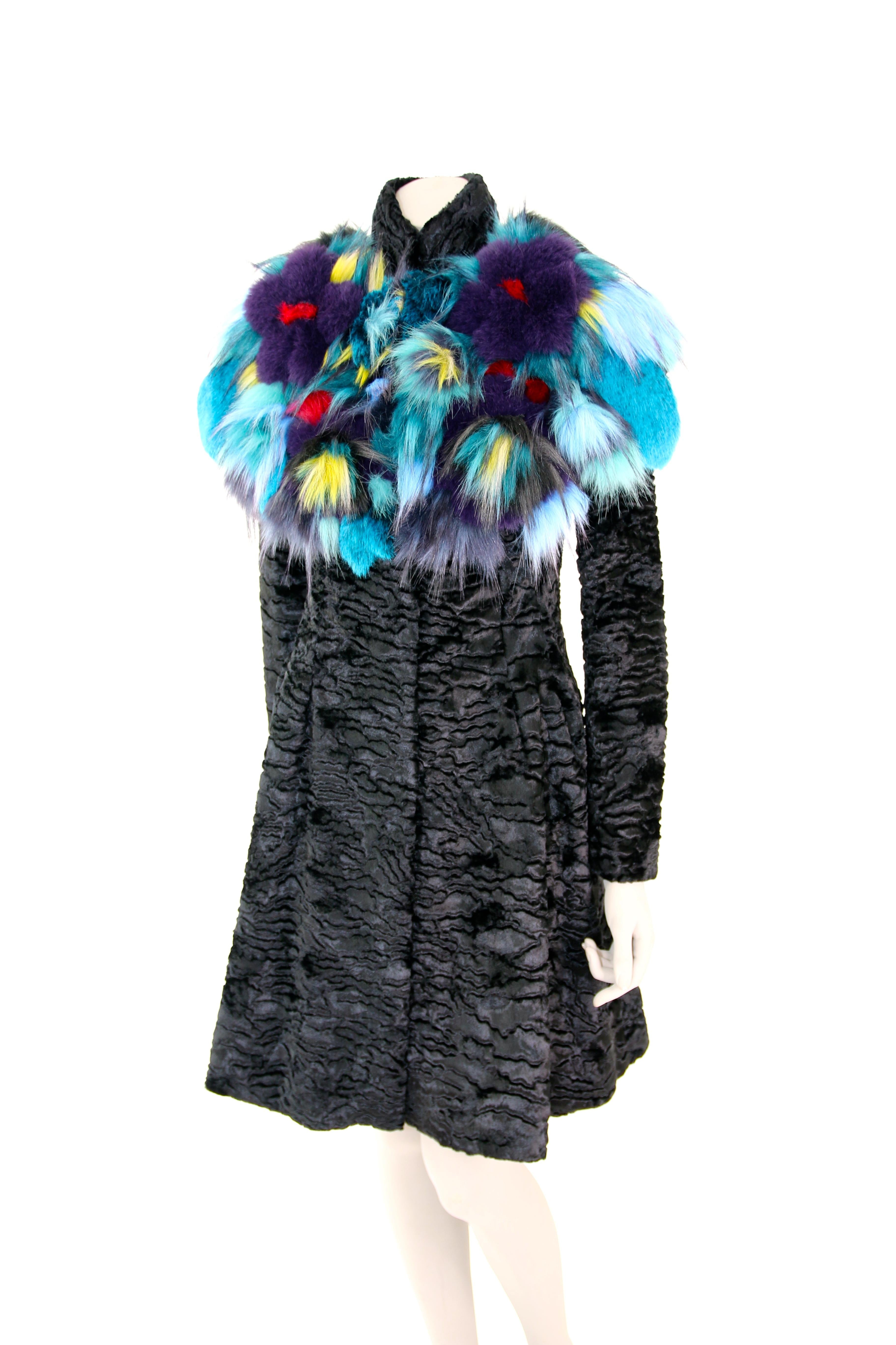 Pelush Botanical Faux Fur Collar With Three Dimensional Flowers - One Size In New Condition For Sale In Greenwich, CT