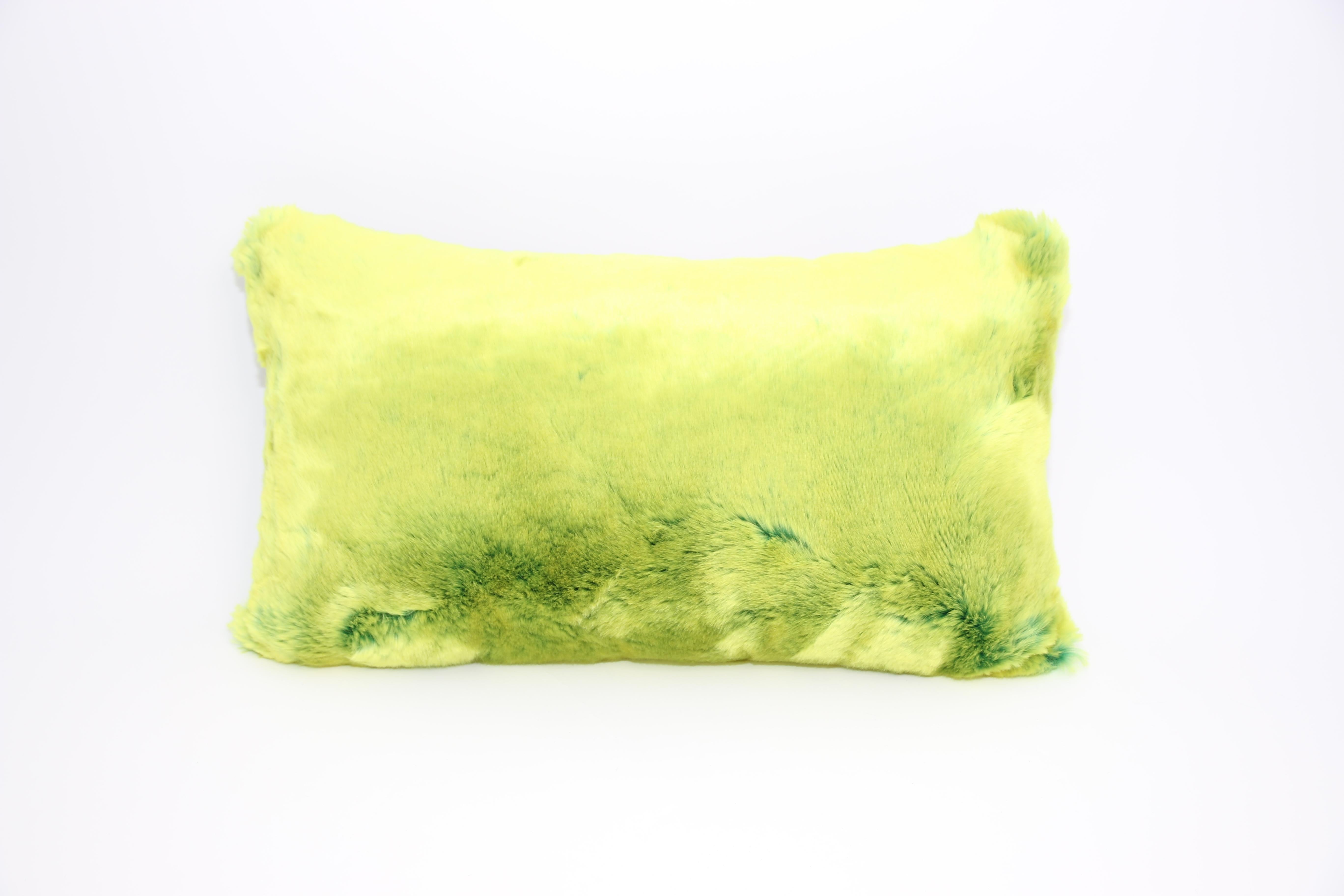 This pair of Pelush chinchilla faux fur pillows in lime green are made with the highest quality man made pelage and are a beautiful replica of the chinchilla fur. Extra soft and silky to the touch, these festive rectangular accent pillows can be