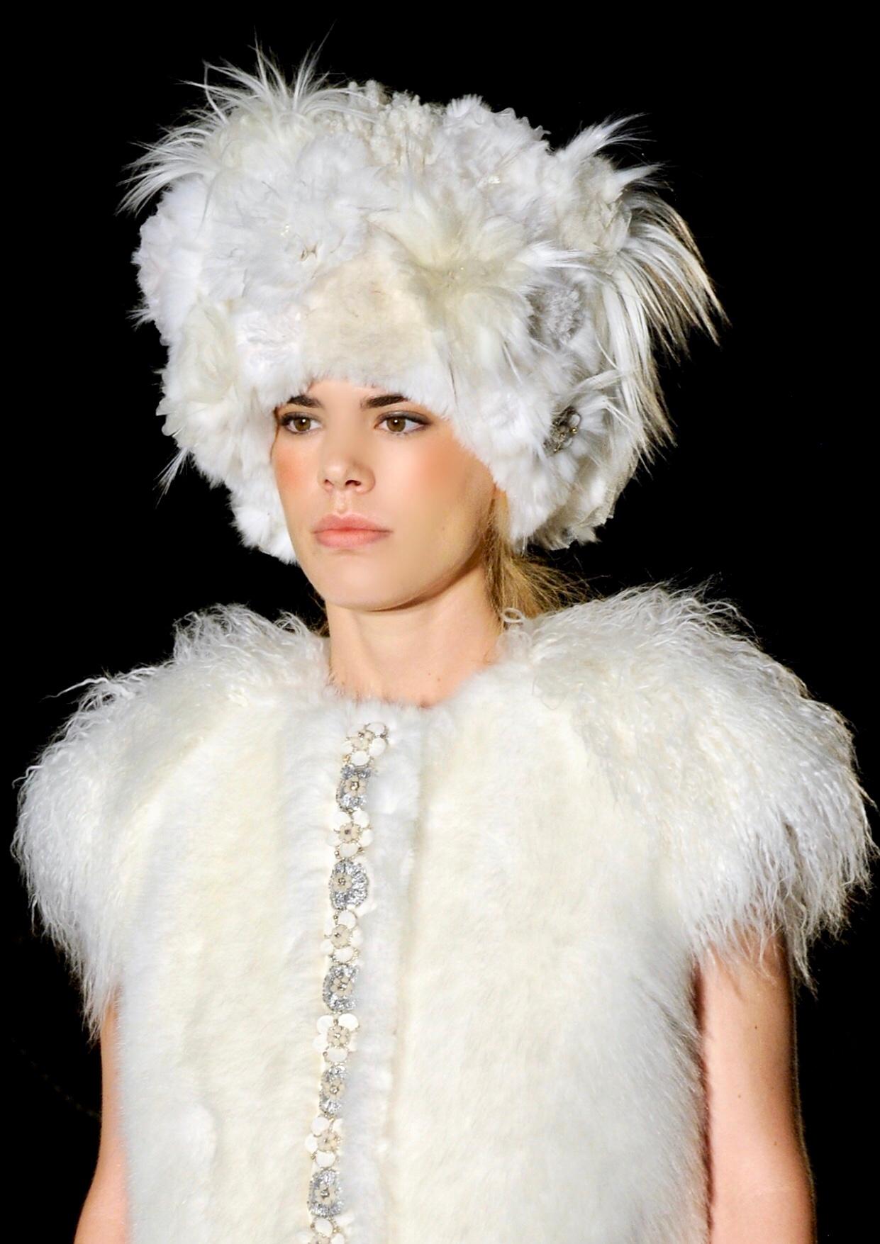 The Iris Pelush white faux fur mink vest with details is a one of a kind exclusive piece. Highlighting the best quality man made pelage, this indulgent plush fake faux fur vest is a beautiful replica of the mink fur, the Mongolian lamb fur and the