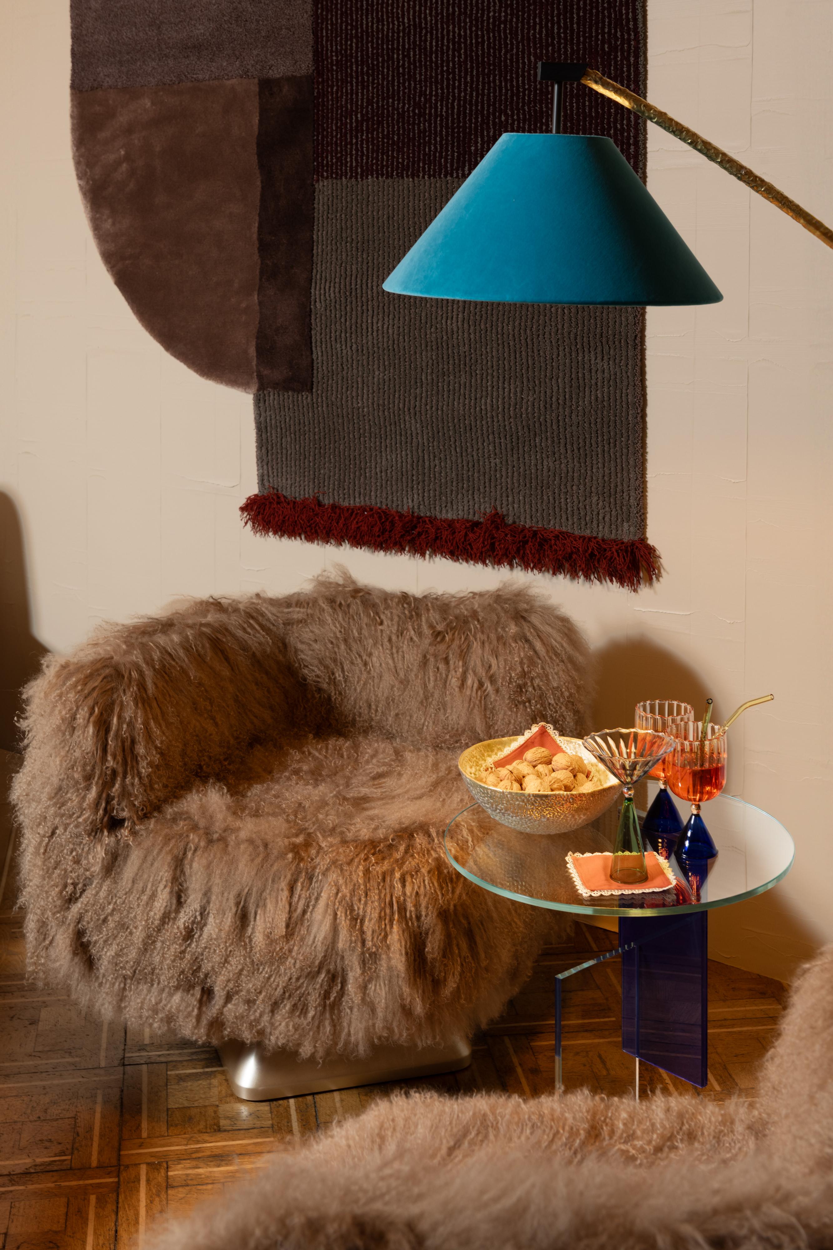 Pemba Swivel Beige Angular Armchair mit bronziertem Holzsockel und Tibetlammfell (Italienisch) im Angebot