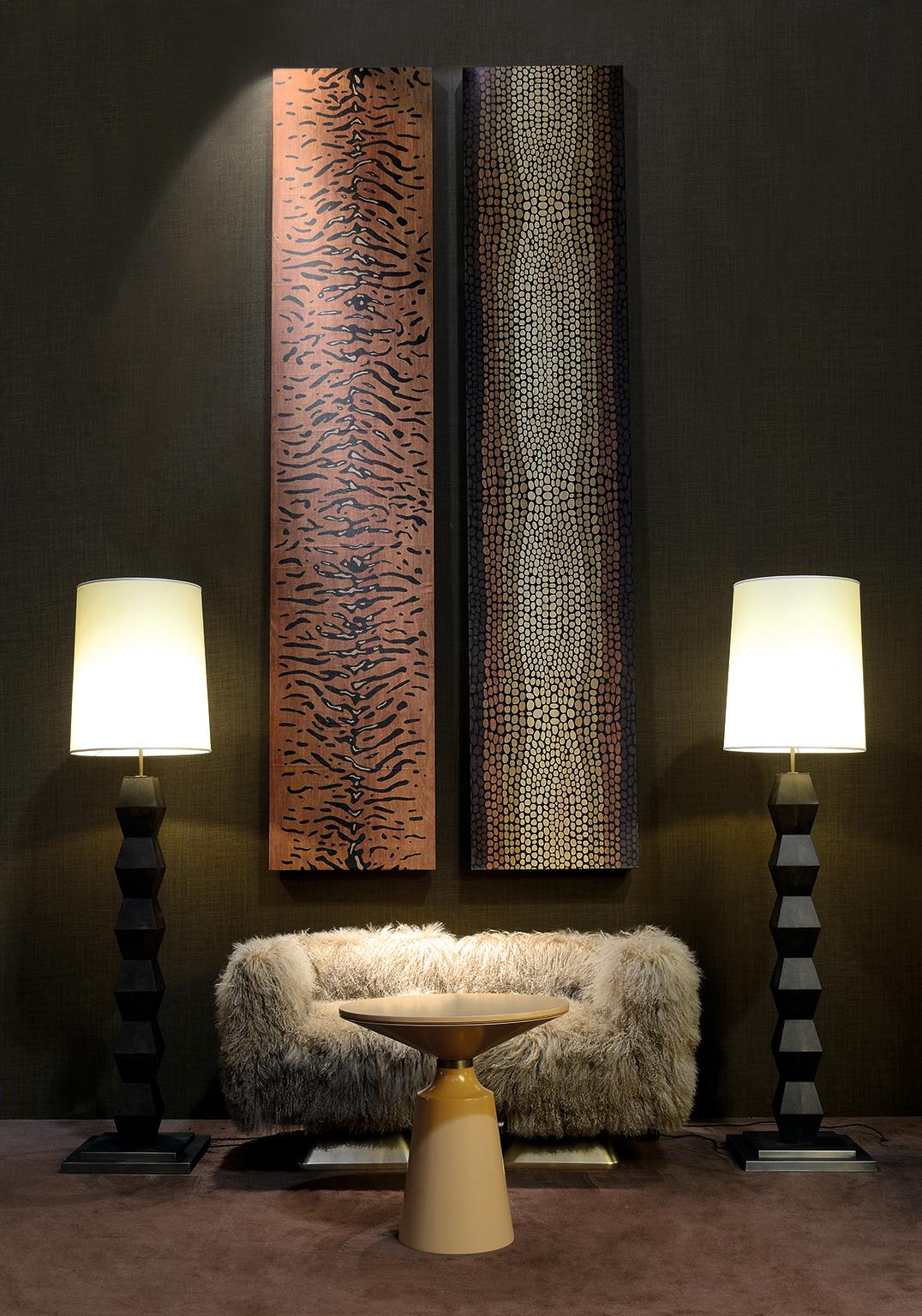Sillón Angular Pemba Giratorio Beige con base de madera bronceada y piel de cordero tibetano en Nuevo estado para la venta en Lentate sul Seveso, Monza e Brianza