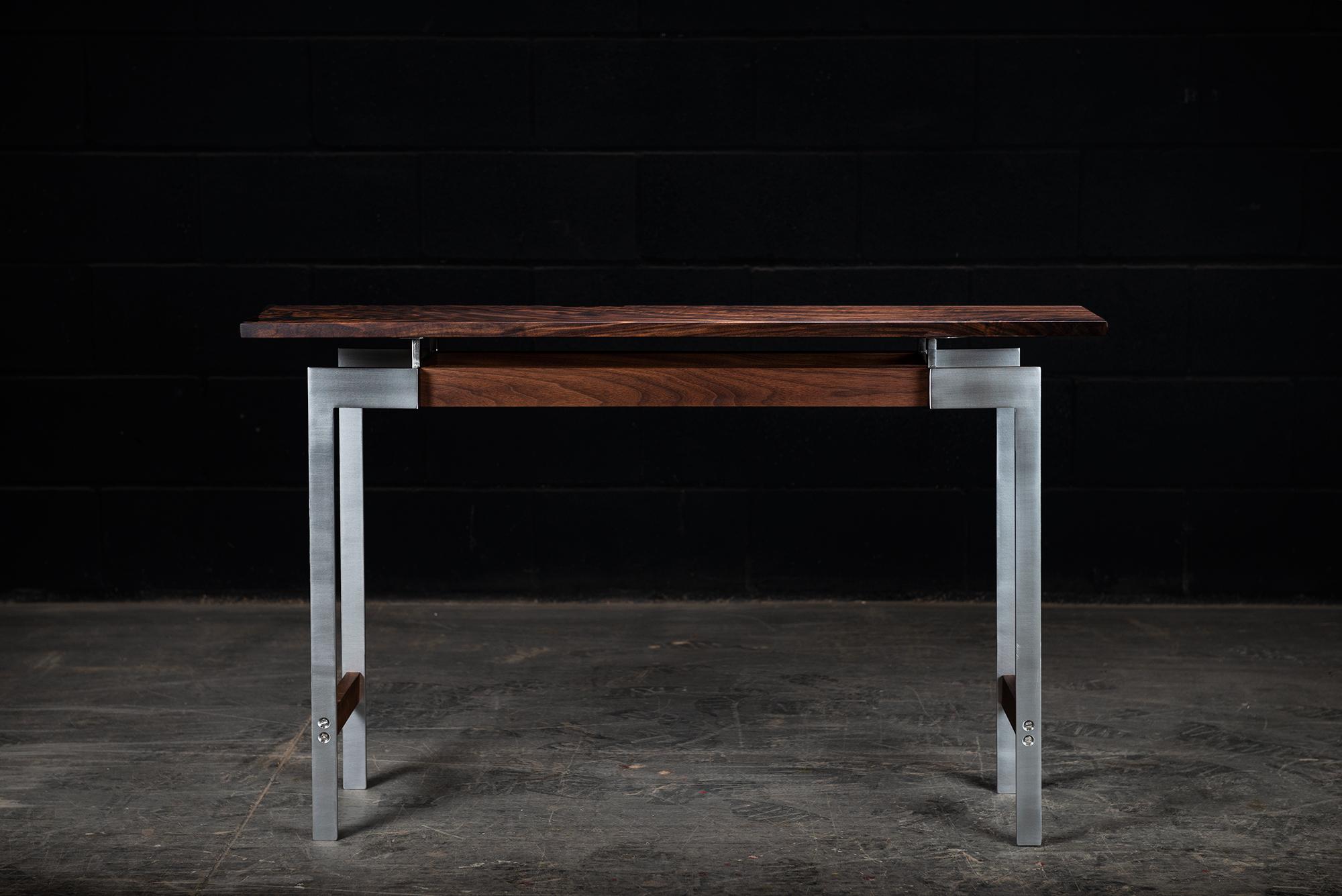 Organique Table console Pembroke:: par Ambrozia en noyer Claro et acier inoxydable brossé en vente