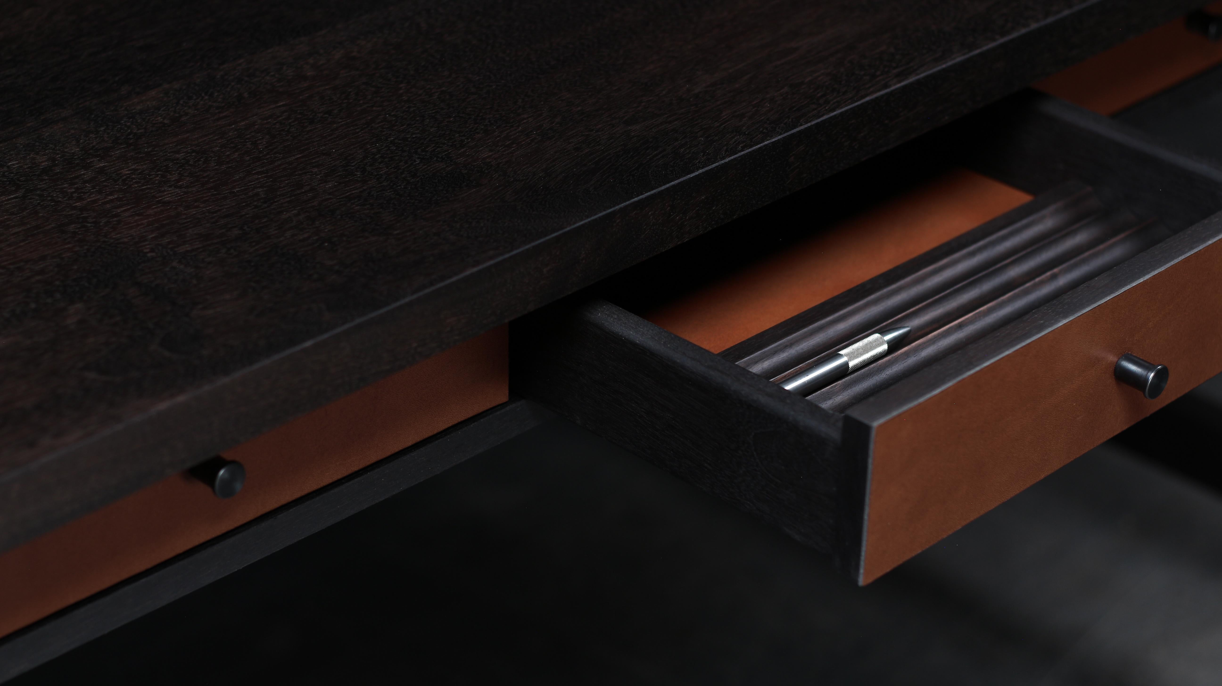 Este escritorio/mesa Pembroke orgánico/moderno está hecho a mano por encargo a partir de un tablero de madera maciza seleccionada a mano, con un acabado de aceite y cera naturales frotados a mano que realzan la belleza real de la madera y le dan un