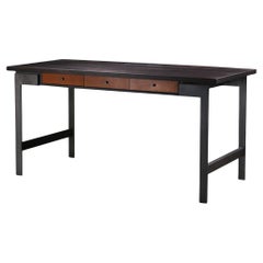 Bureau Pembroke par AMBROZIA, noyer oxydé, acier noirci, cuir cognac