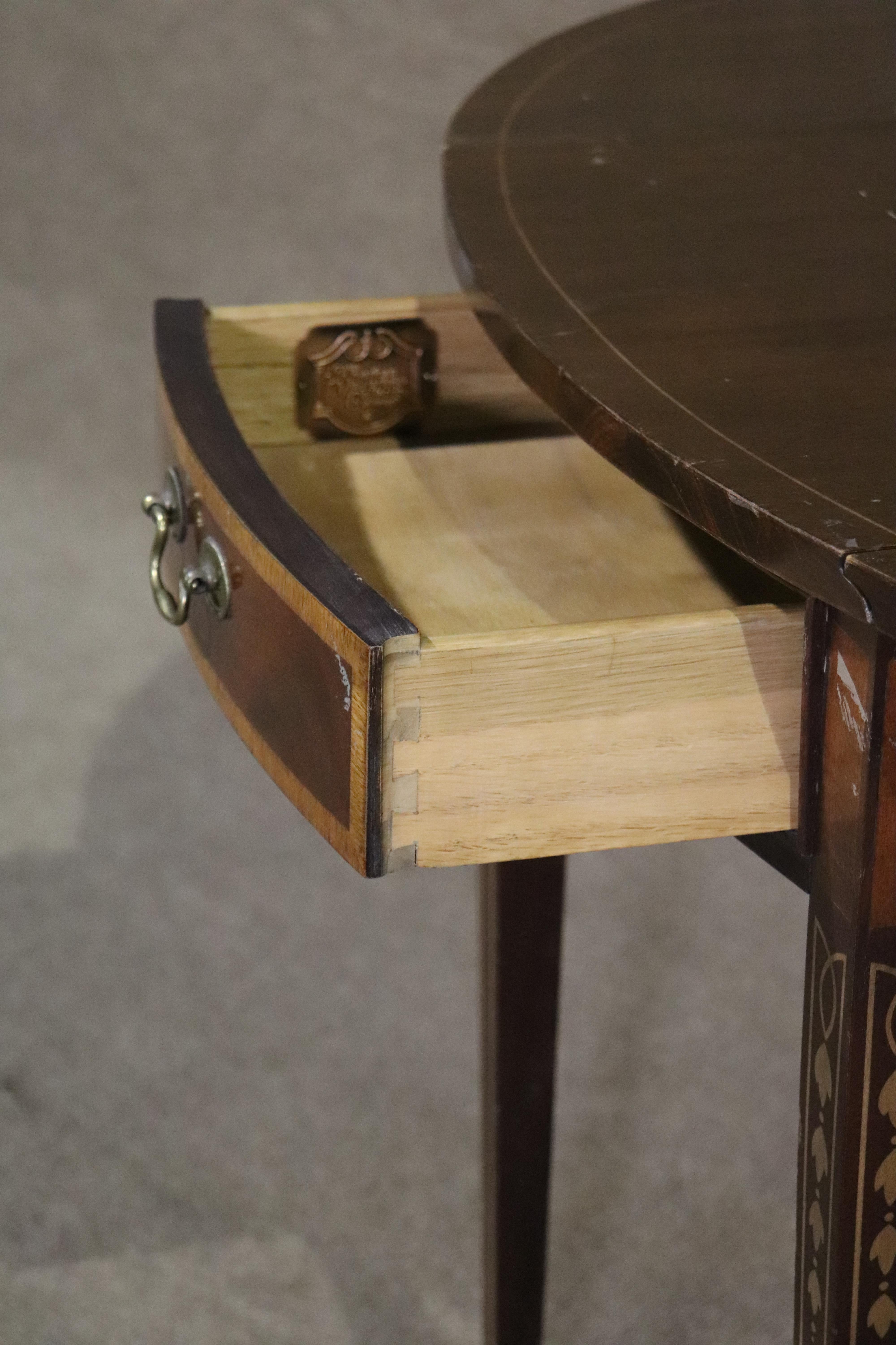 20th Century Pembroke Hepplewhite Antique Table For Sale