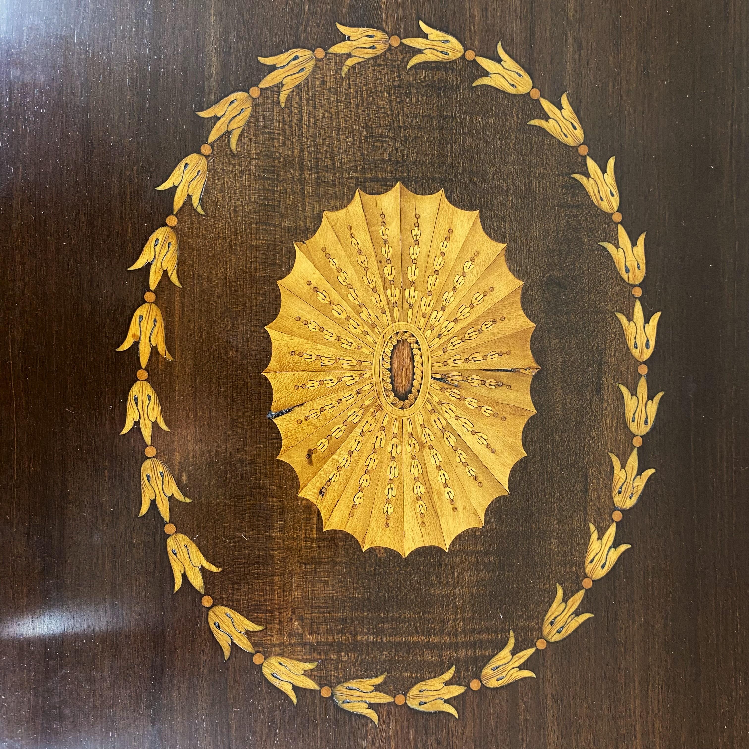 Ein außergewöhnlich hochwertiger Pembroke-Tisch aus dem späten 18. Jahrhundert mit Intarsienarbeiten in der Art von Ince und Mayhew. Dieser bemerkenswerte Tisch aus Ameranth, Rebhuhnholz und Satinholz zeugt von höchster Tischlerkunst und weist