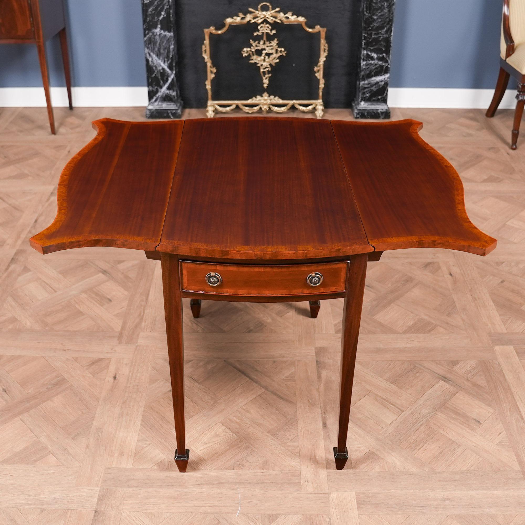Esta hermosa Mesa Pembroke de caoba de Niagara Furniture será reconocible para cualquiera que esté familiarizado con las antigüedades finas. Diseñada originalmente por Henry Herbert, IX conde de Pembroke, esta forma fue popularizada por varios