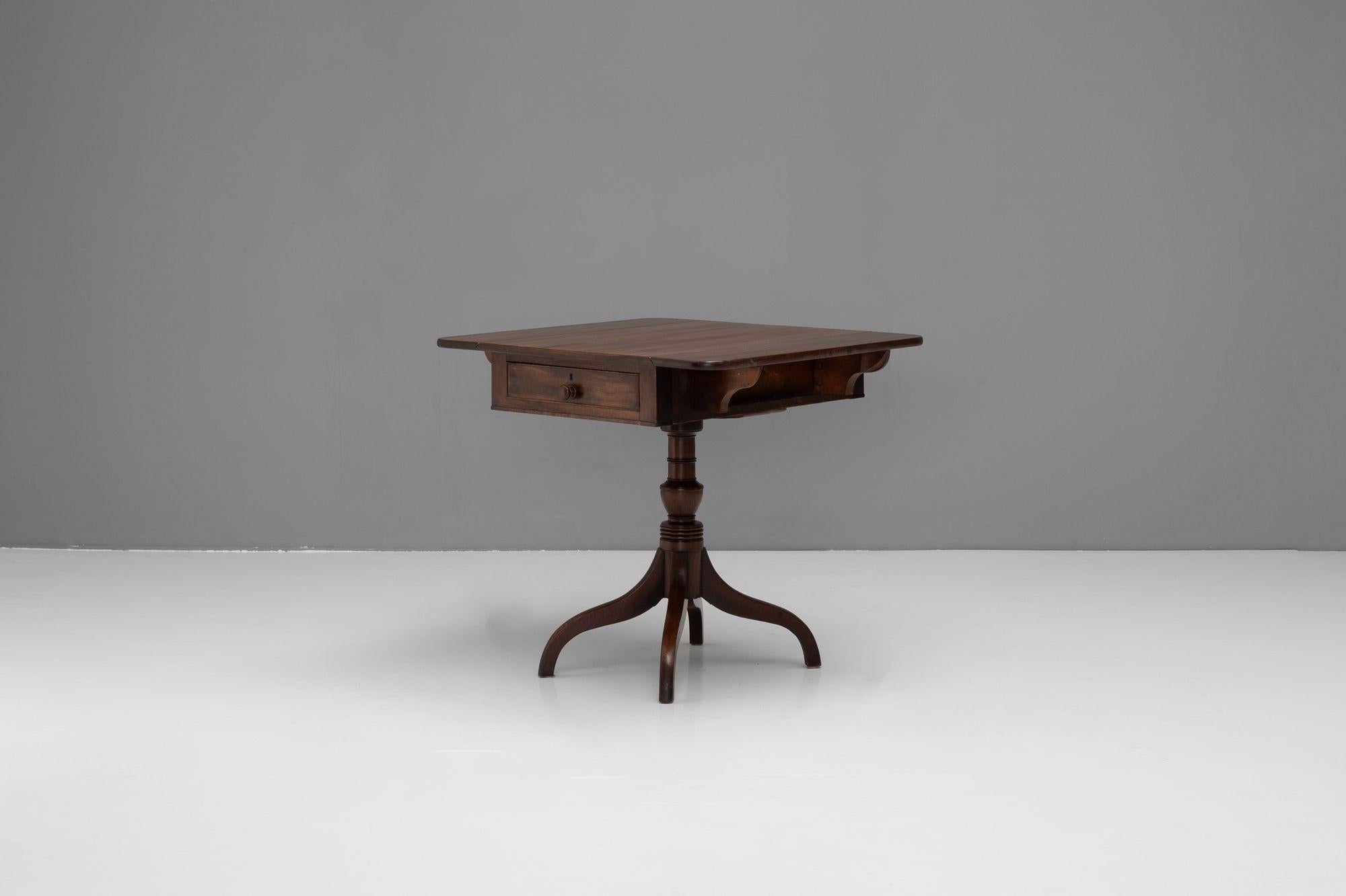 Table Pembroke à feuilles tombantes en acajou reposant sur des pieds évasés. Circa 1800.
H 74cm x L 81cm/52cm x P 71cm