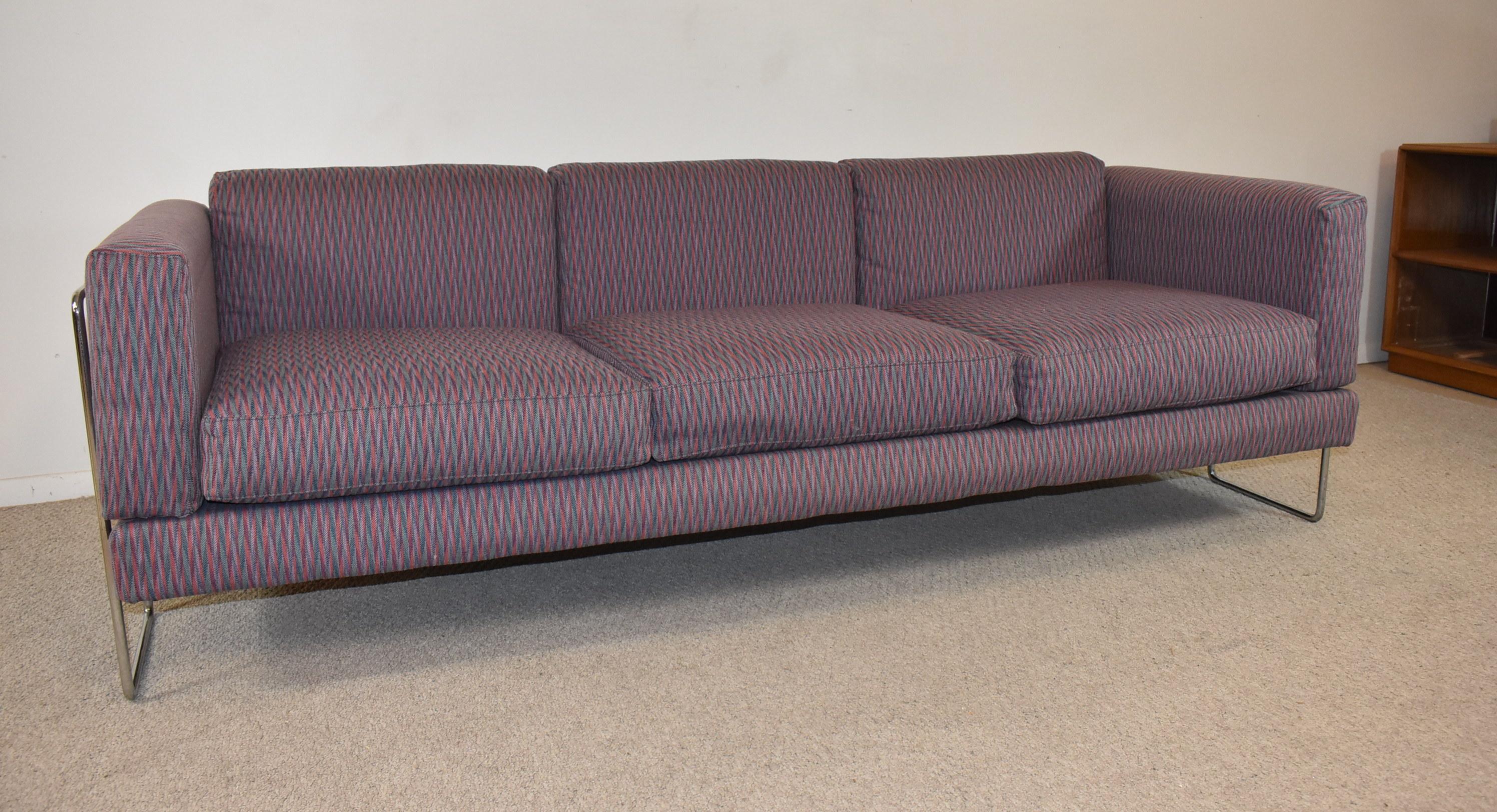 Fantastisches Pen Club-Sofa von Kwok Hoi Chan für Steiner, ca. 1960. Dieses modische Sofa weist das geometrische, verchromte Rohrgestell auf, das ein Markenzeichen der Entwürfe von Kwok Hoi Chan ist. Der Rahmen ist aus allen Blickwinkeln sichtbar,