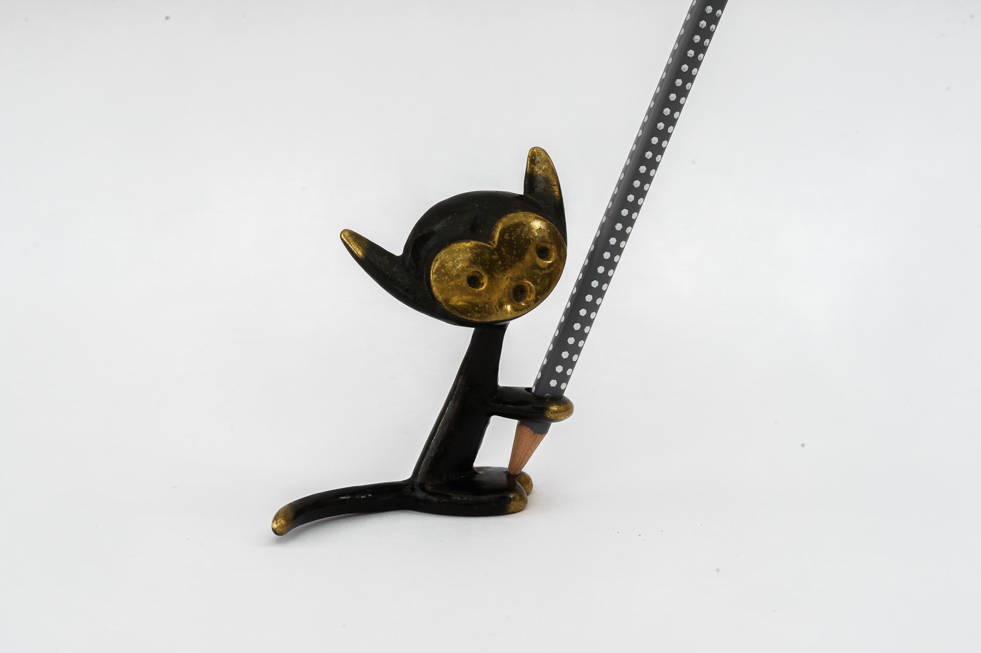 Porte-plume de Walter Bosse représentant un chat vers les années 1950
Le stylo n'est pas à vendre, il sert uniquement à la prise de photos.
Etat original