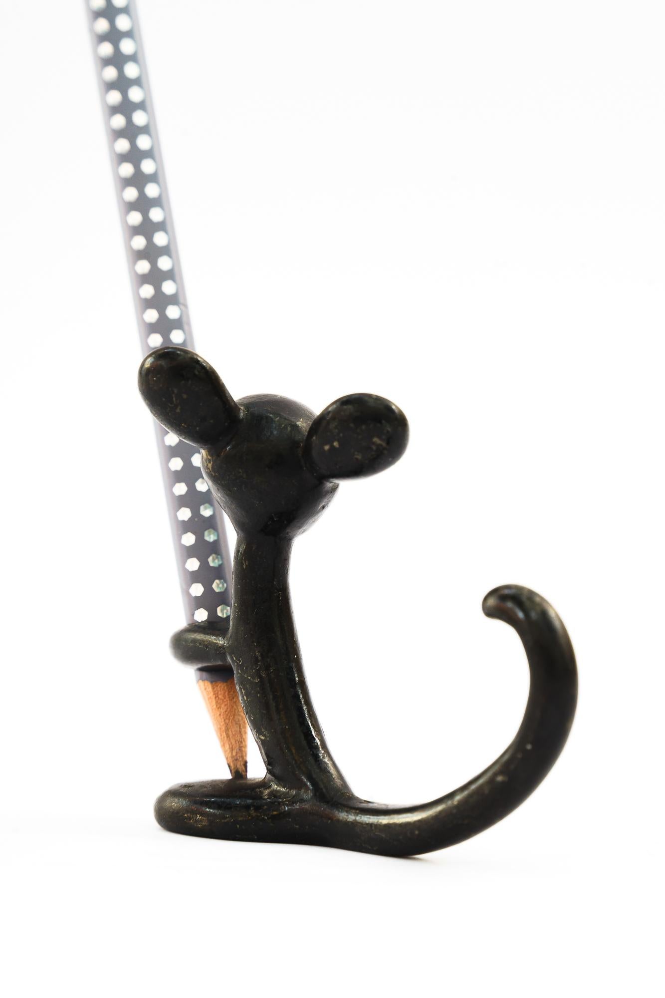 Pen holder by walter bosse shows a mouse around 1950s In Good Condition For Sale In Wien, AT