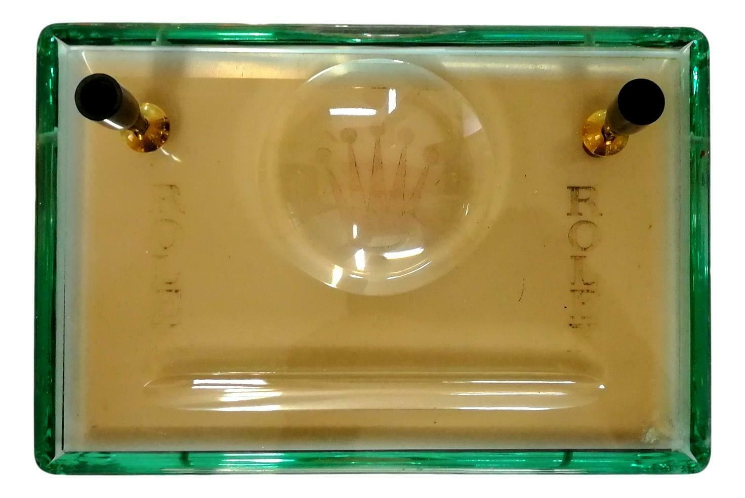 Rarissime porte-stylos de bureau complet des années 1960, production Fontana Arte pour Rolex, composé d'un épais verre bicolore, base ambre et vert Nil, avec double gravure interne du logo Rolex et grande couronne centrale.

provenant d'une