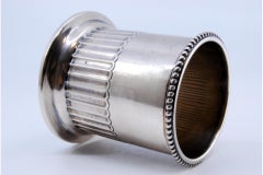 Pen holder in fluted silver with pearls on the edge