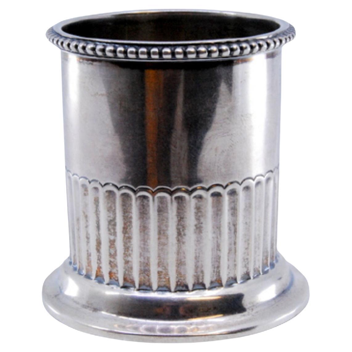 Pen holder in fluted silver with pearls on the edge For Sale