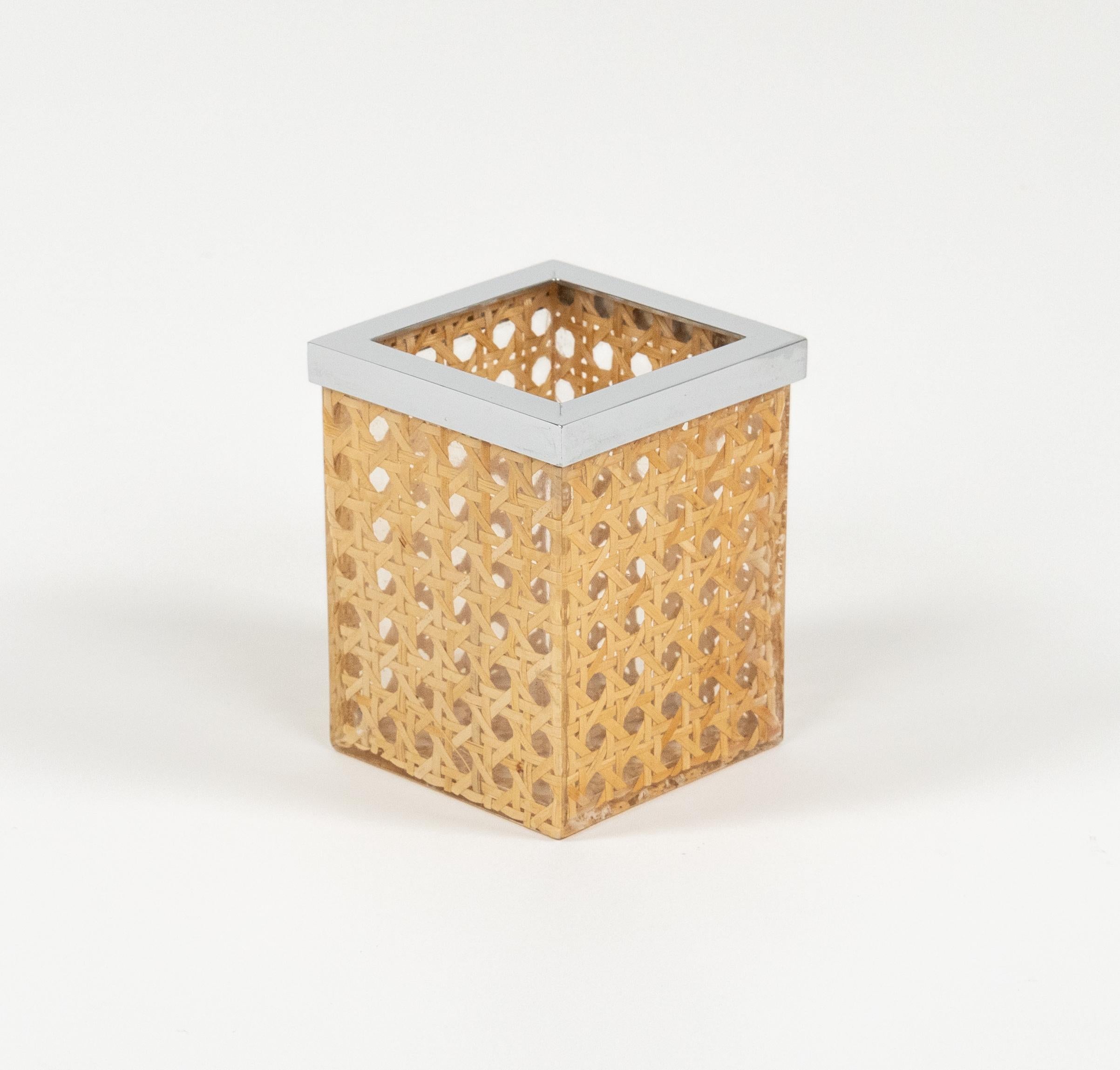 Magnifique porte-plume ou bol en lucite, rotin et chrome dans le style de Christian Dior Home.

Fabriqué en Italie dans les années 1970.