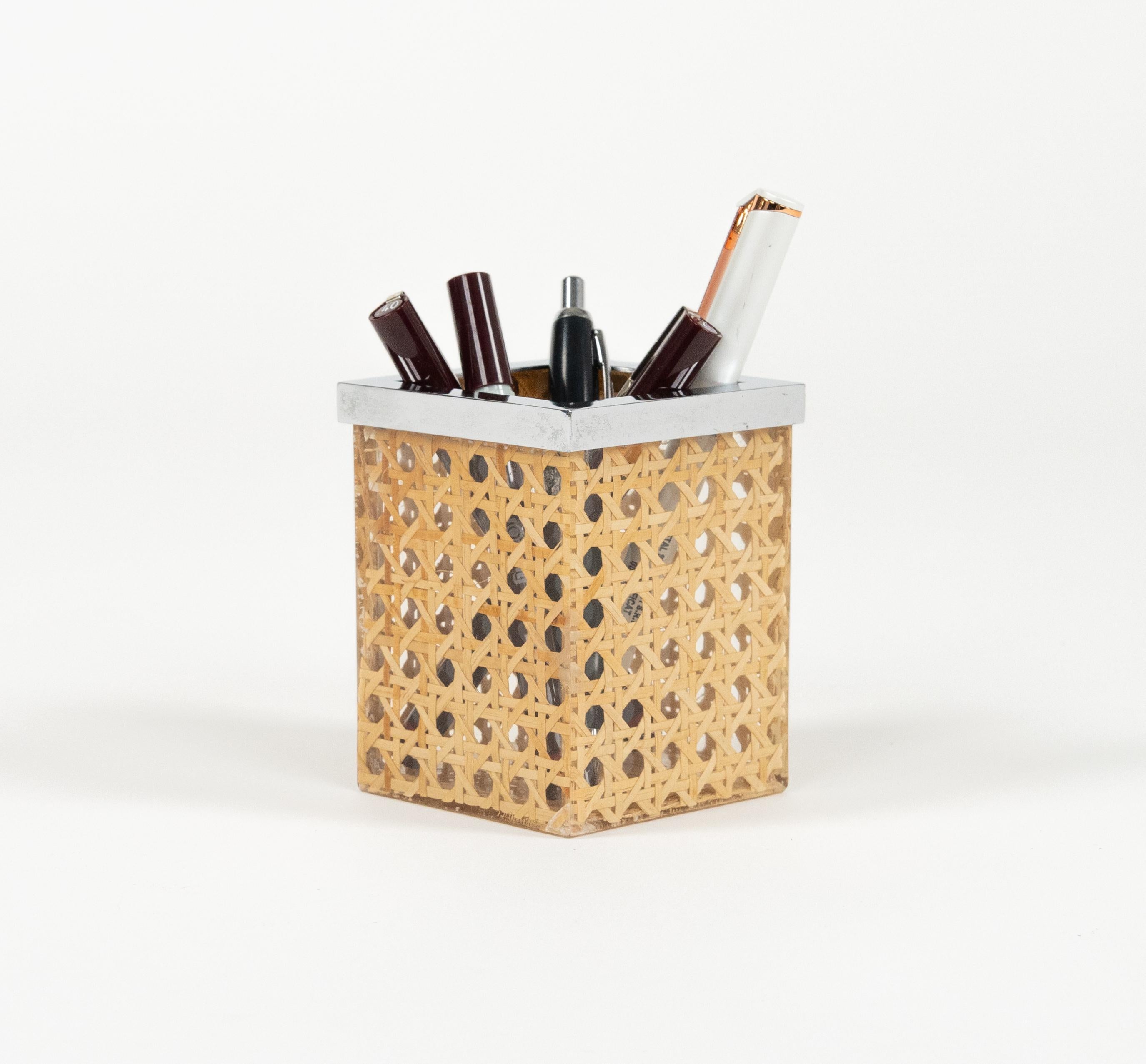 Porte-stylo ou bol en lucite, rotin et chrome de style Christian Dior, Italie, années 1970 Bon état - En vente à Rome, IT