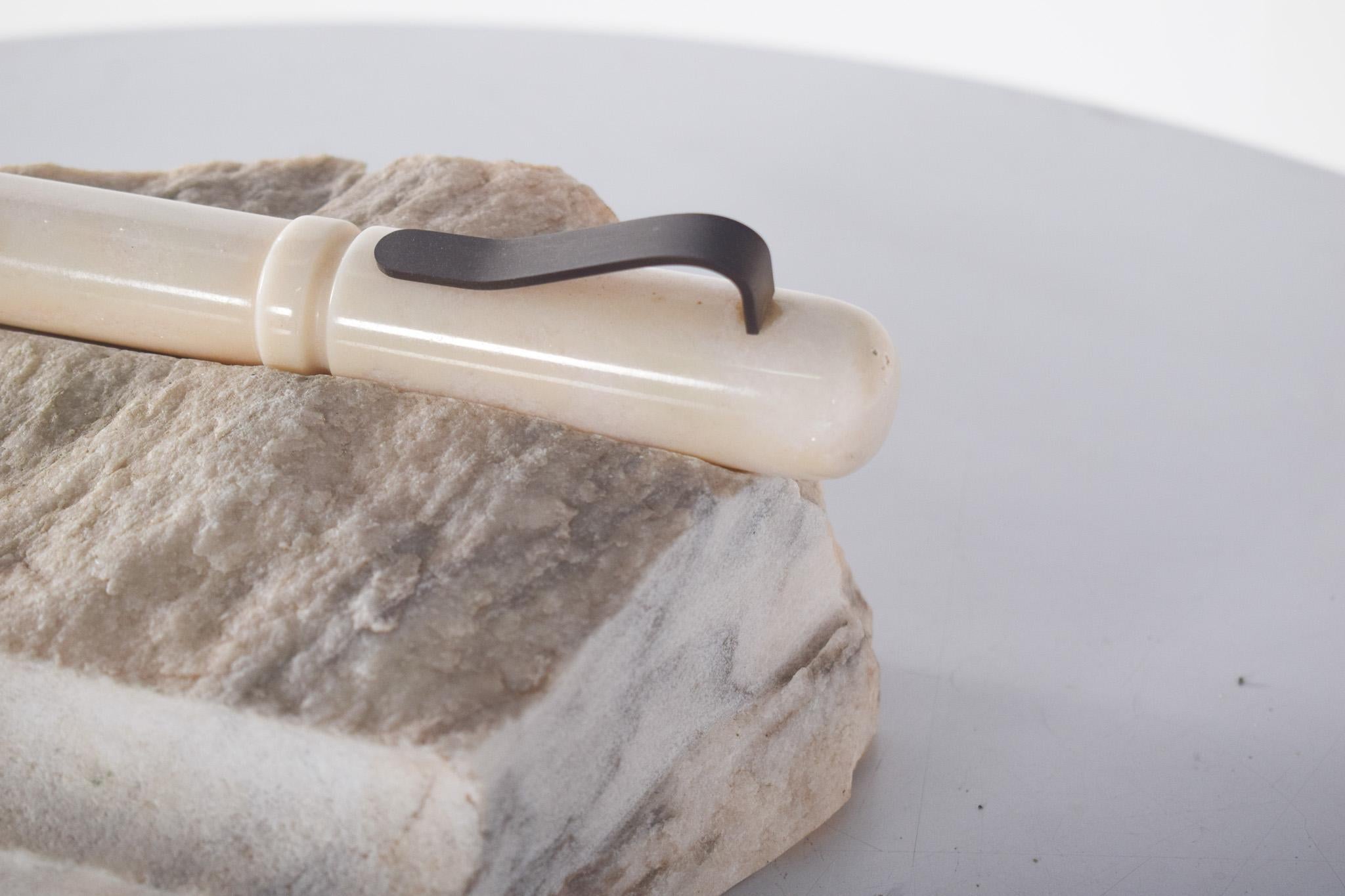Pen-on-Stone Marmorskulptur, Portugal (Portugiesisch) im Angebot
