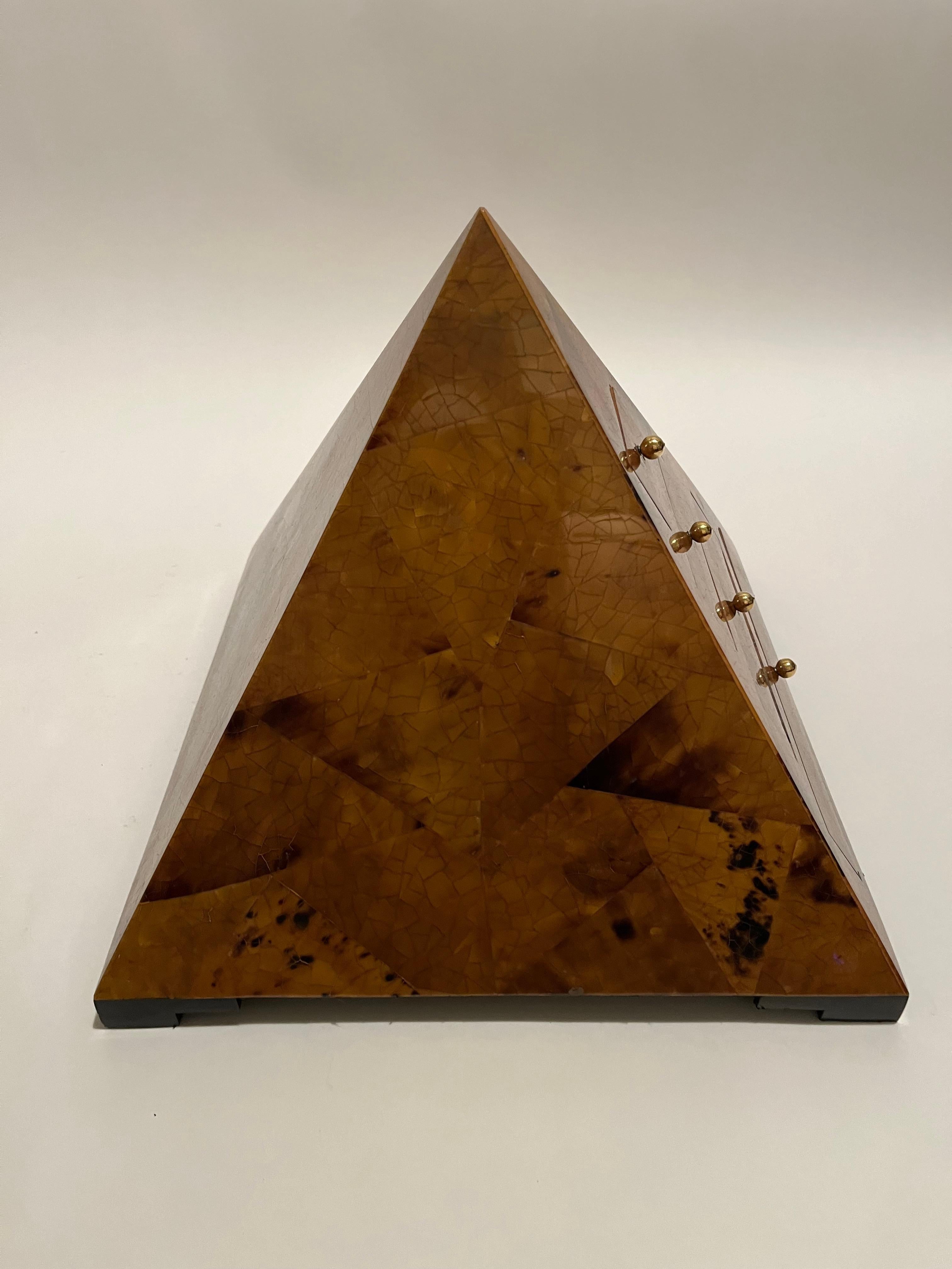 Pen shell Pyramid Box attributed to Maitland Smith In Excellent Condition For Sale In Chicago, IL