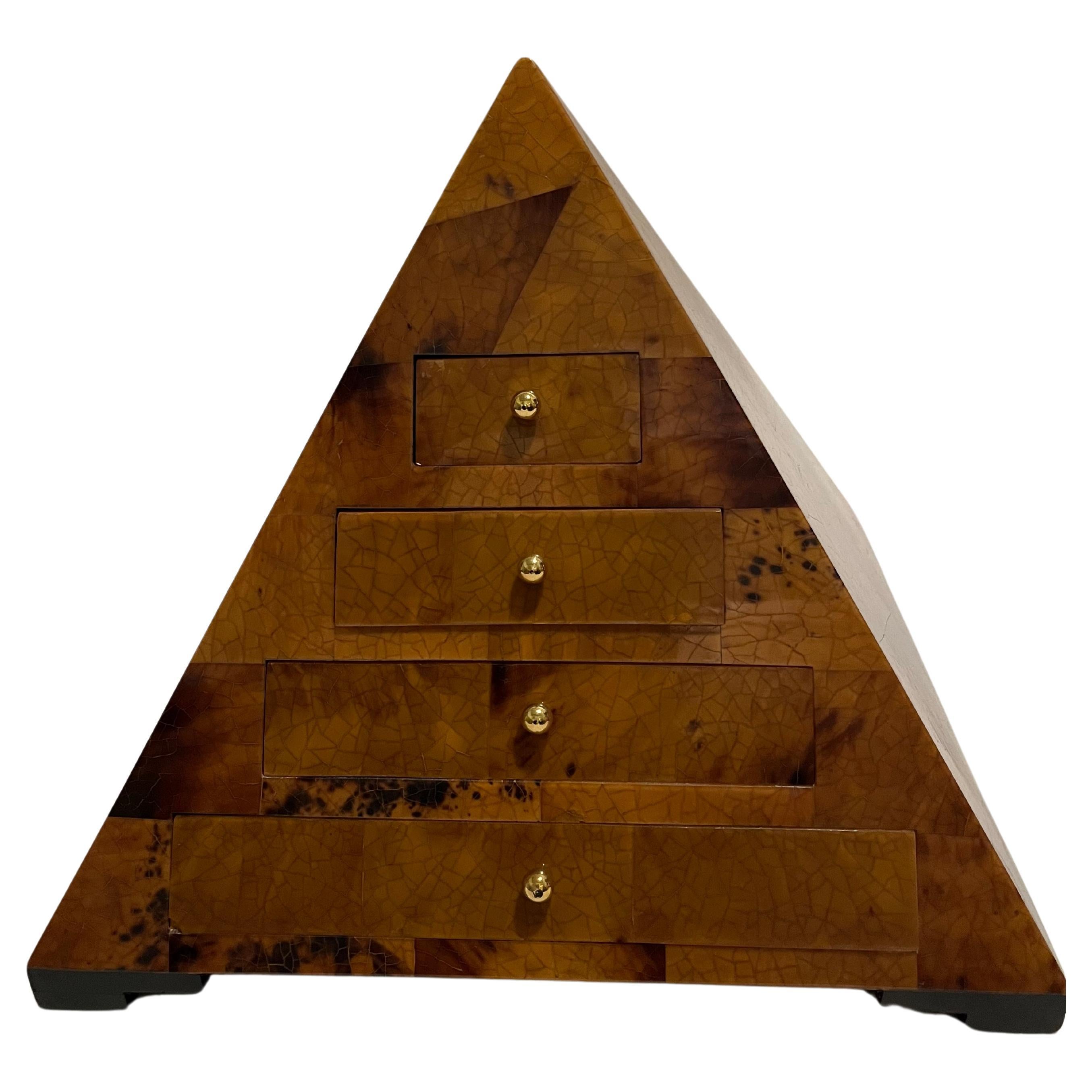 Boîte pyramidale attribuée à Maitland Smith en vente