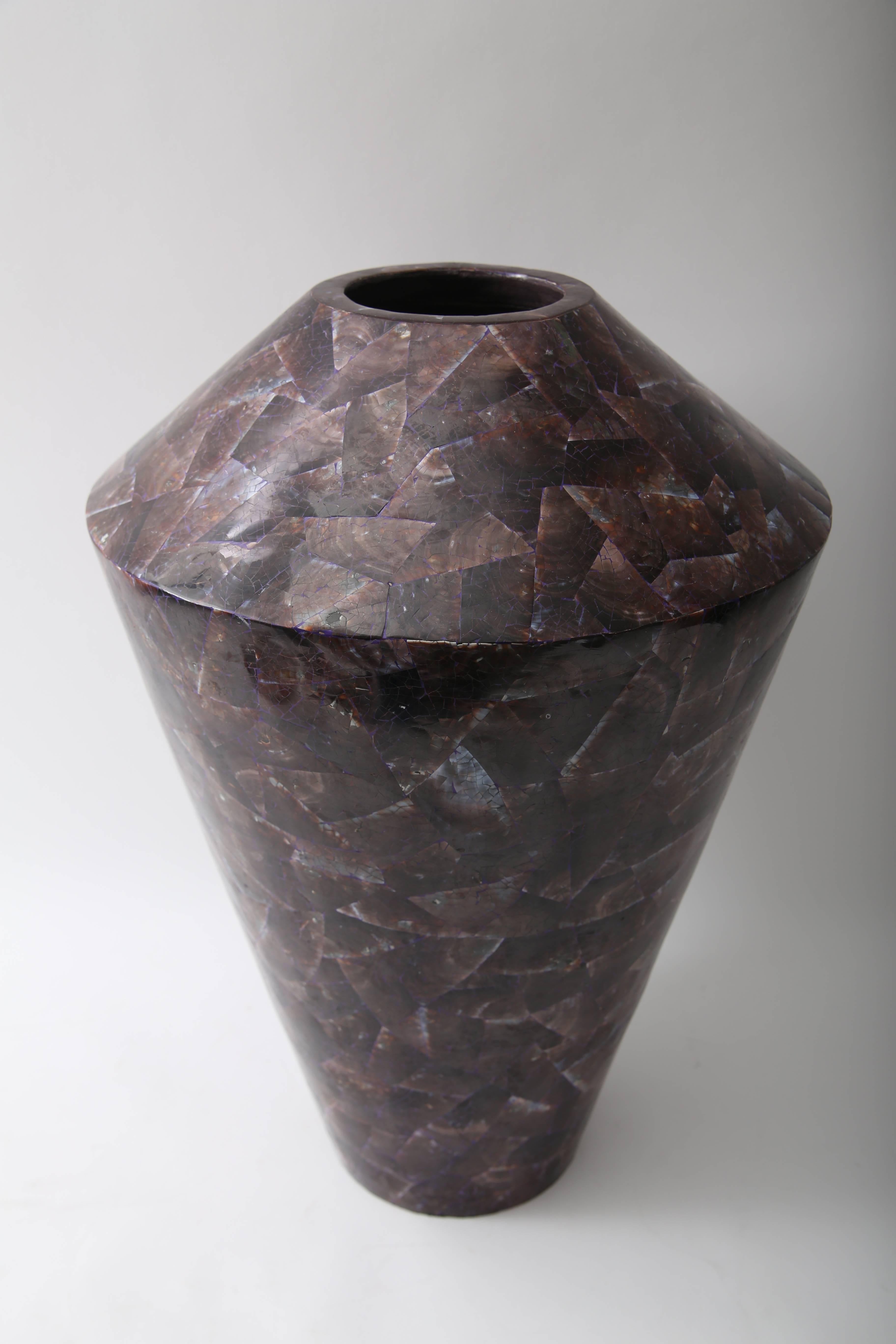  Pen Shell-Vase in Aubergine (Philippinisch) im Angebot