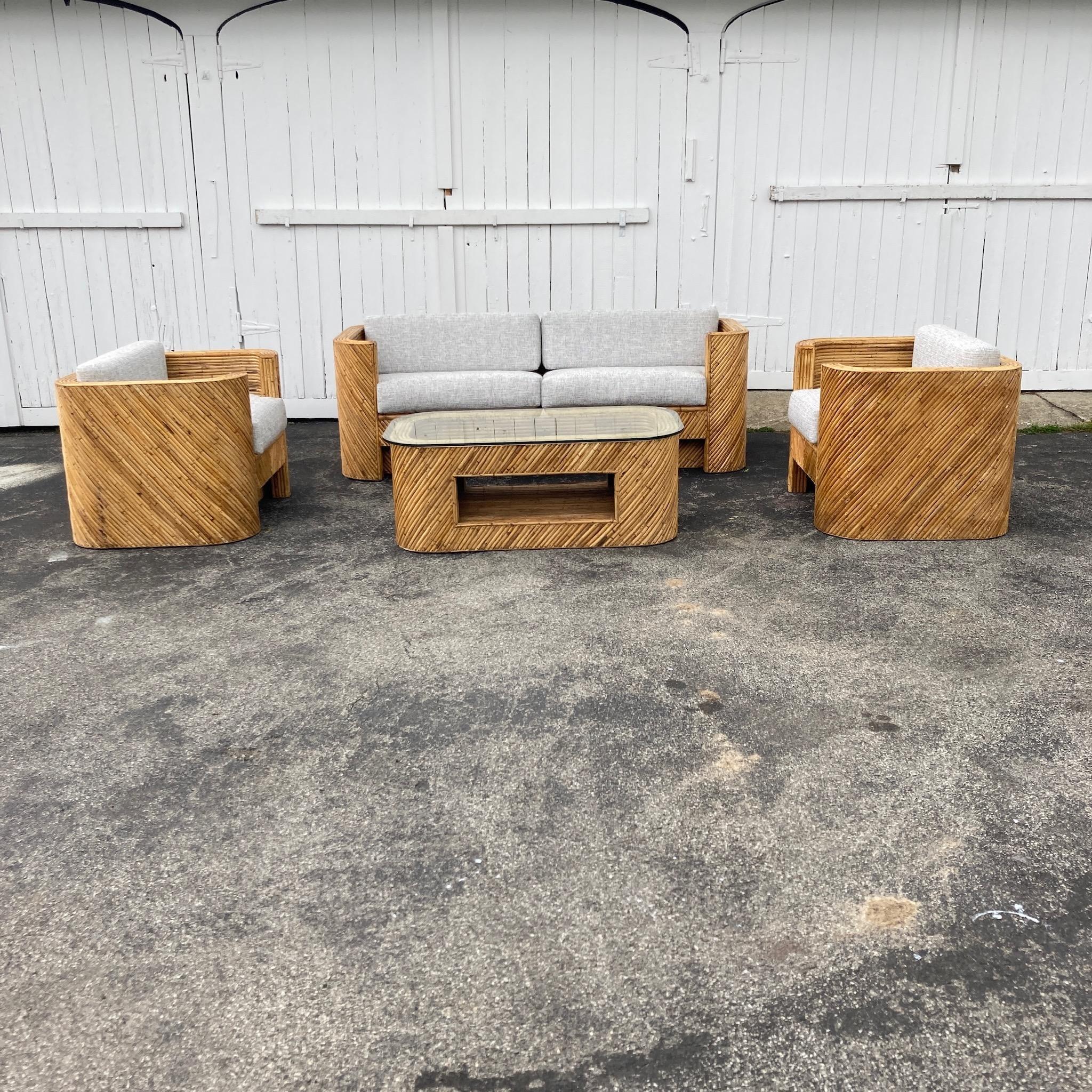 Divano in rattan Pencil, coppia di poltrone, tavolino, stile Crespi In condizioni buone in vendita a Stamford, CT