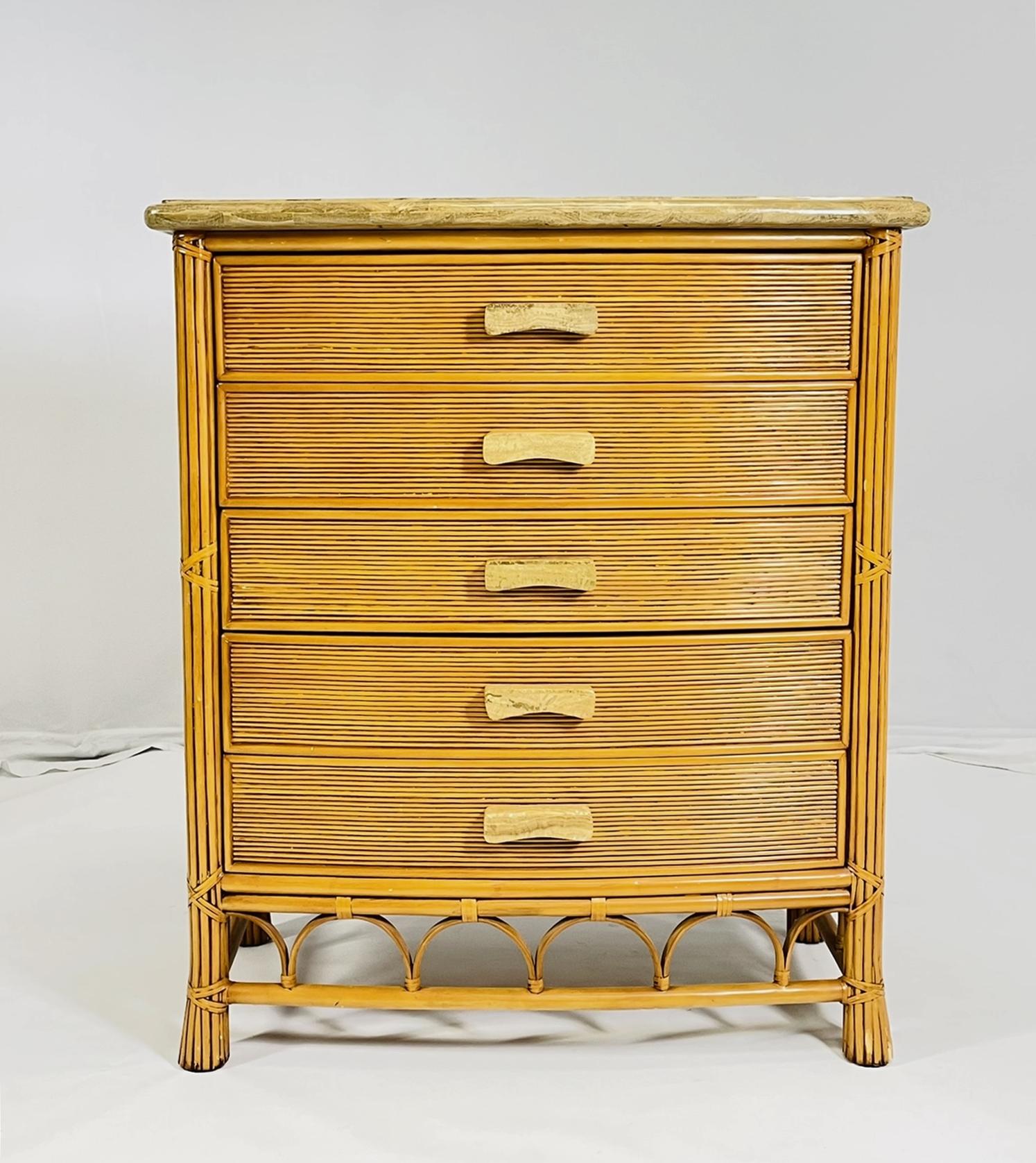 Mid-Century moderno Comò a cinque cassetti in canna e rattan, CIRCA anni '80 in vendita