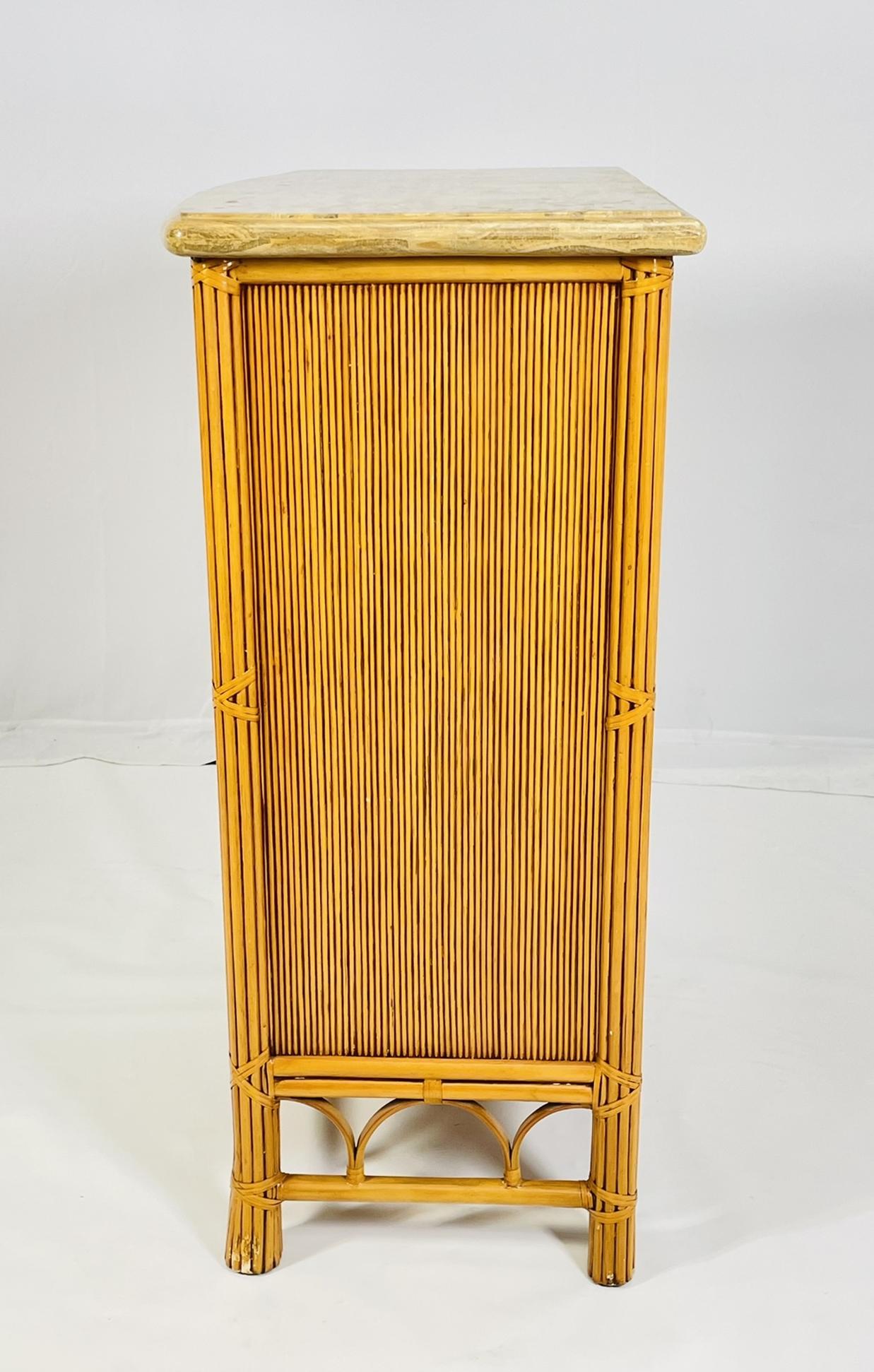 Comò a cinque cassetti in canna e rattan, CIRCA anni '80 in vendita 1