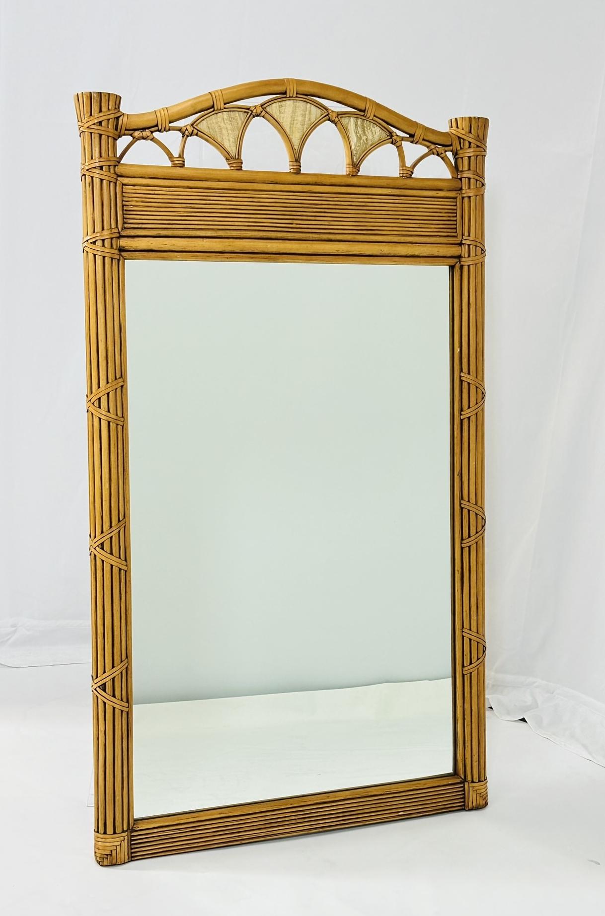 Miroir mural vintage en roseau et rotin conçu et fabriqué aux États-Unis dans les années 1980.
 
La pièce n'est pas marquée.
 
Dimensions : 49 pouces de haut x 28 pouces de large x 2,50 pouces de projection à partir du mur.
