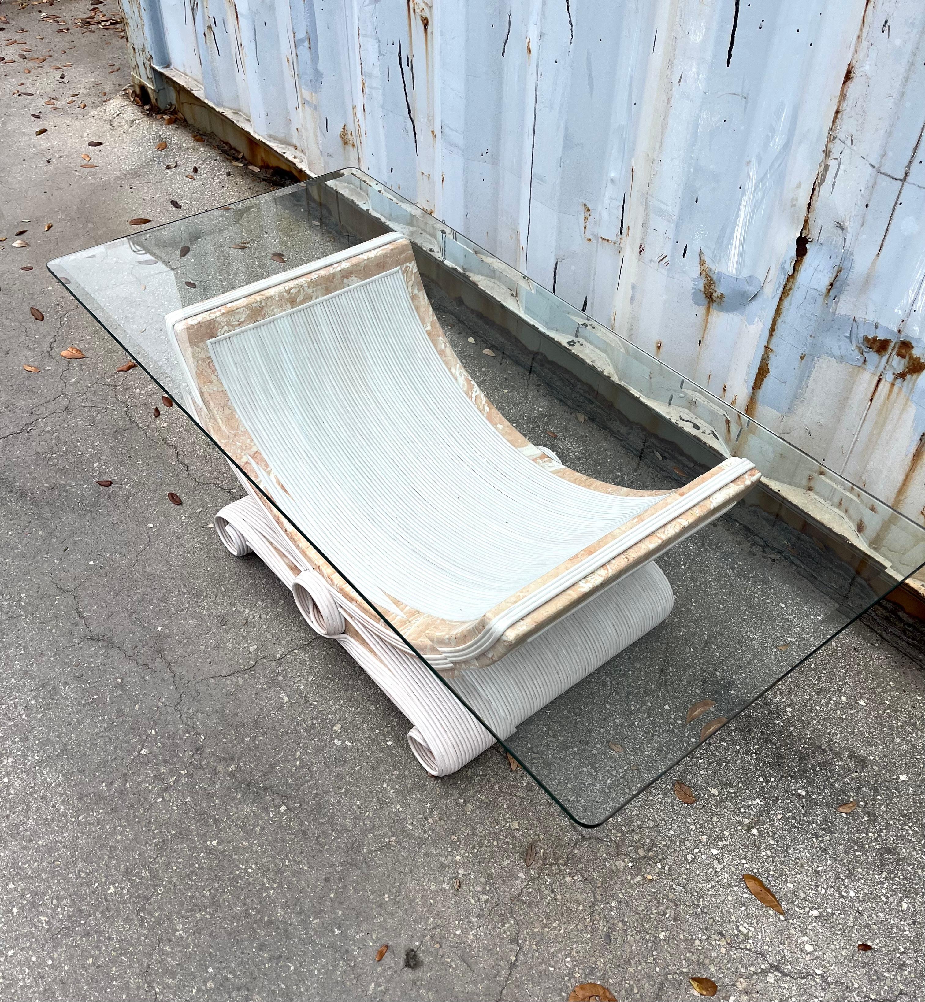 Table basse en roseau et pierre tessellée à la manière de Betty Cobonpue. en vente 2