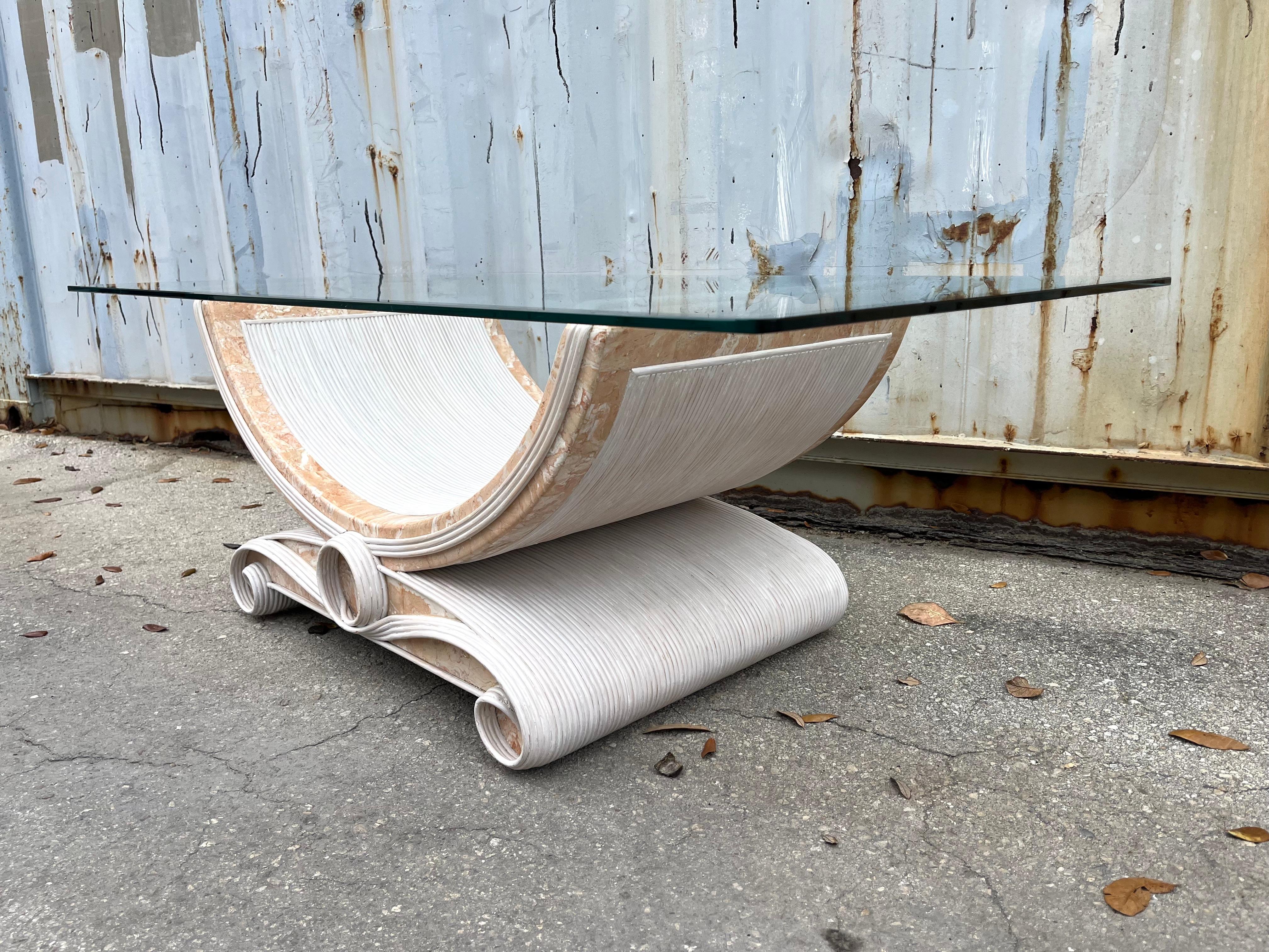 Table basse en roseau et pierre tessellée à la manière de Betty Cobonpue. en vente 3
