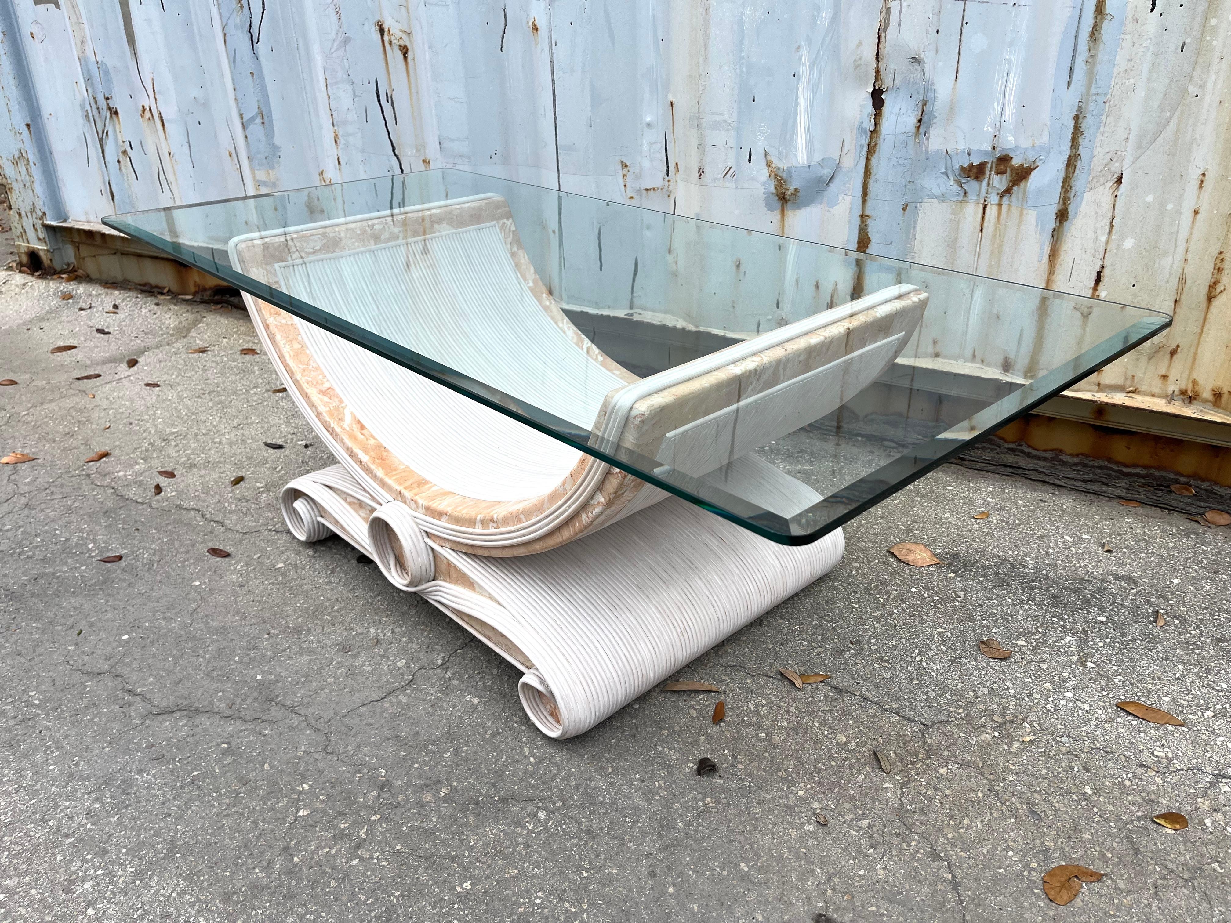 Table basse en roseau et pierre tessellée à la manière de Betty Cobonpue. en vente 4