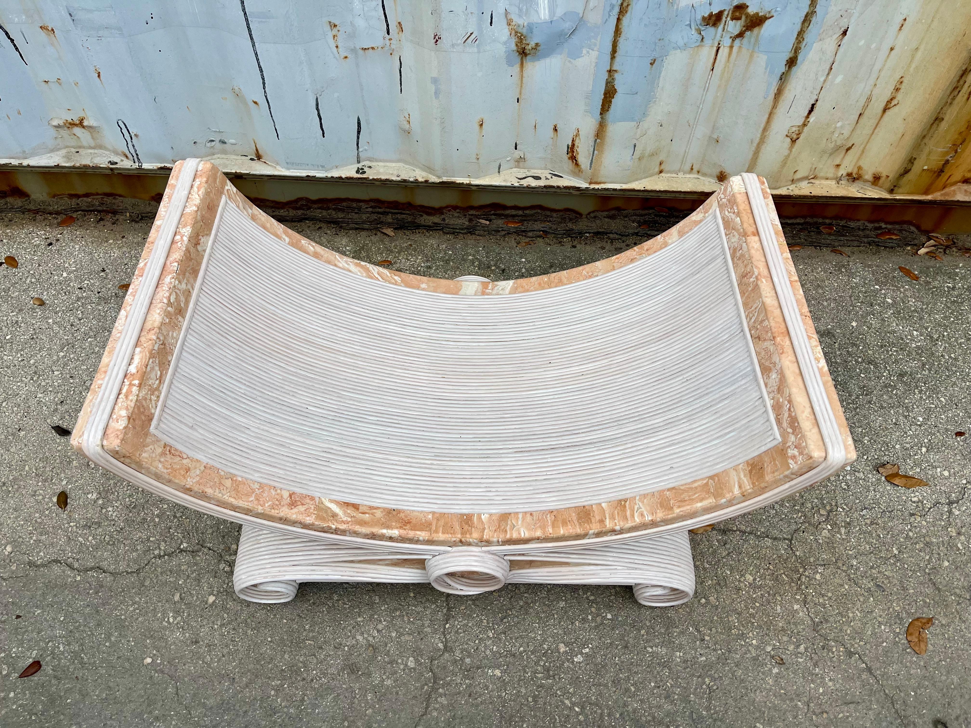 Table basse en roseau et pierre tessellée à la manière de Betty Cobonpue. en vente 7