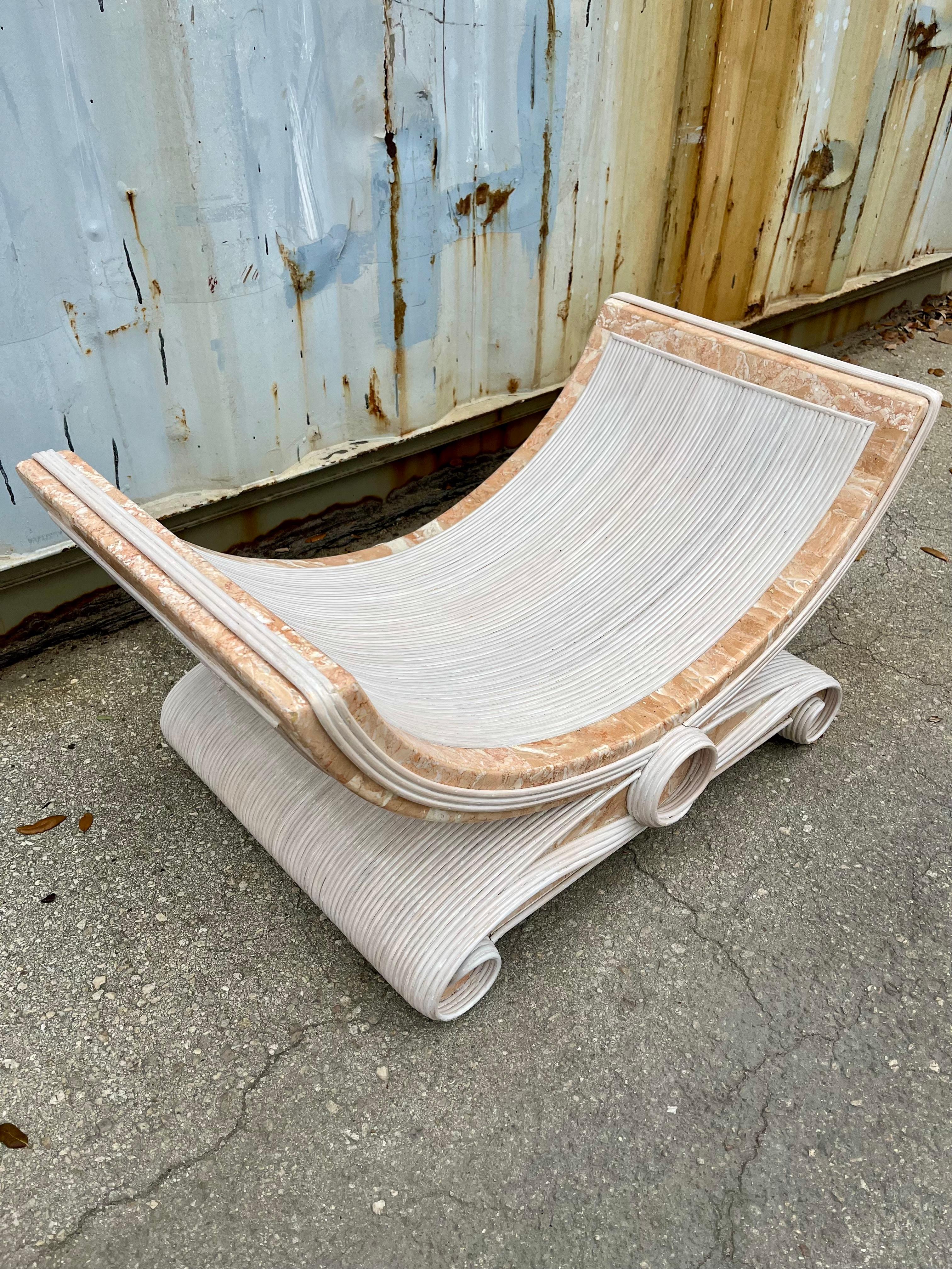 Table basse en roseau et pierre tessellée à la manière de Betty Cobonpue. en vente 8
