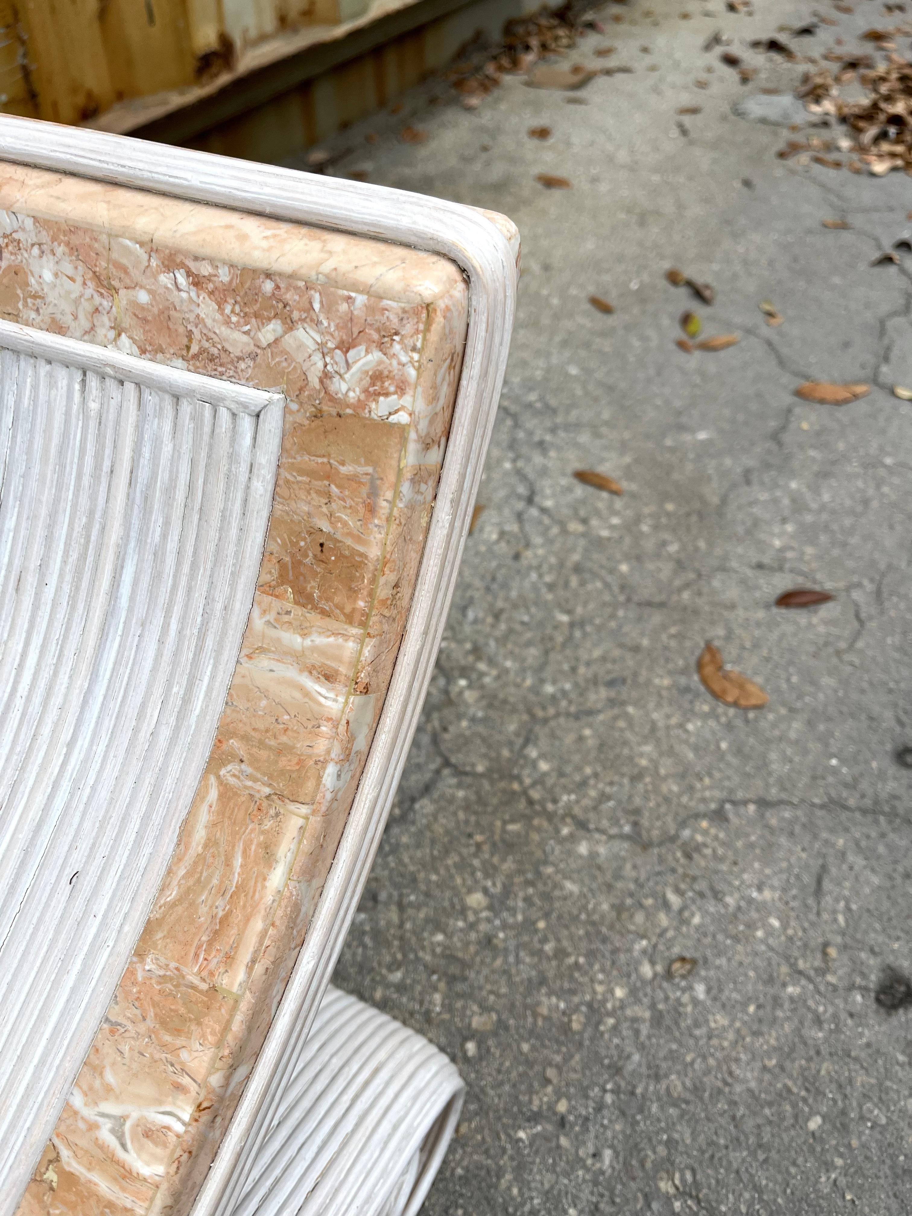Table basse en roseau et pierre tessellée à la manière de Betty Cobonpue. en vente 12