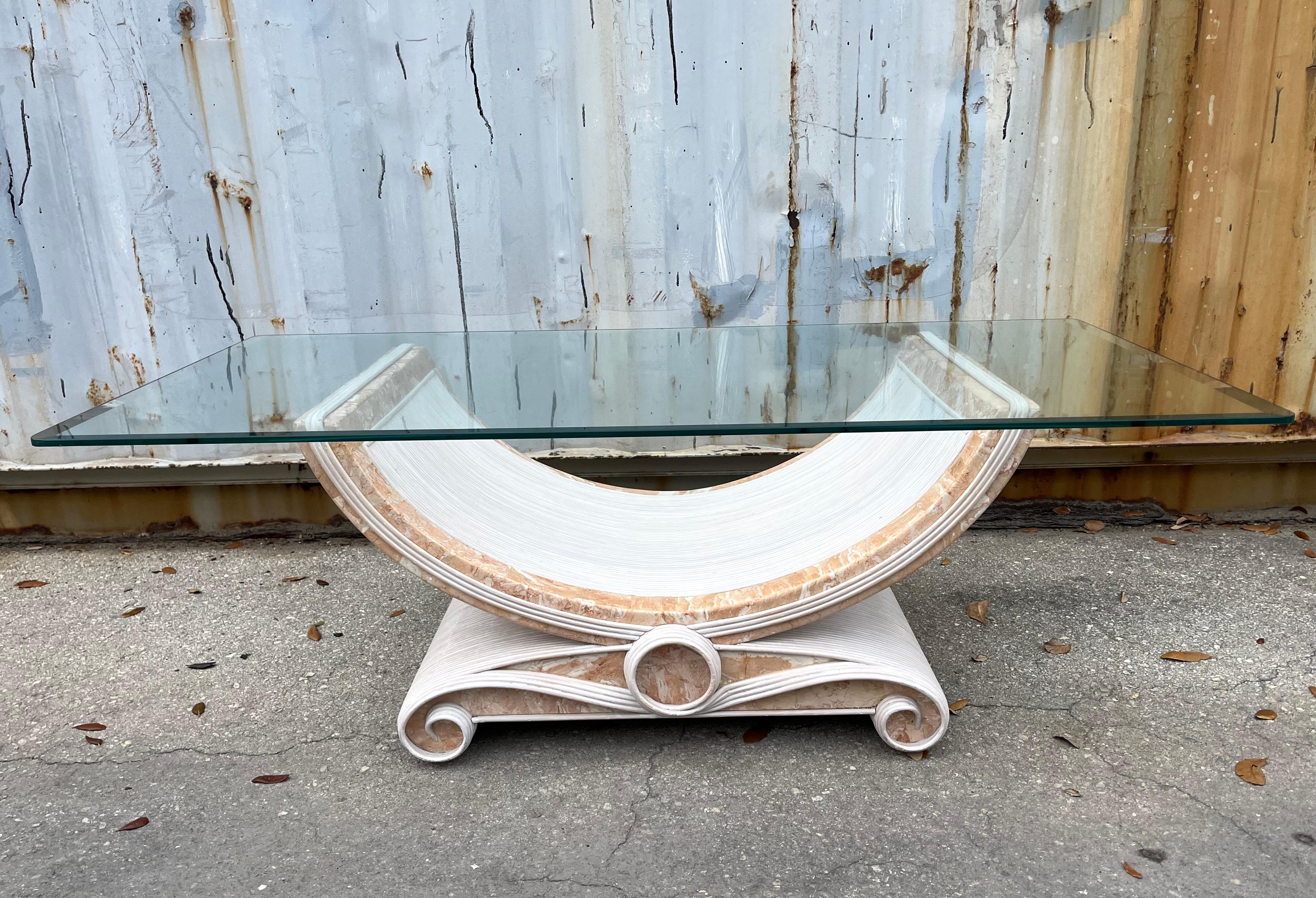 Bohème Table basse en roseau et pierre tessellée à la manière de Betty Cobonpue. en vente
