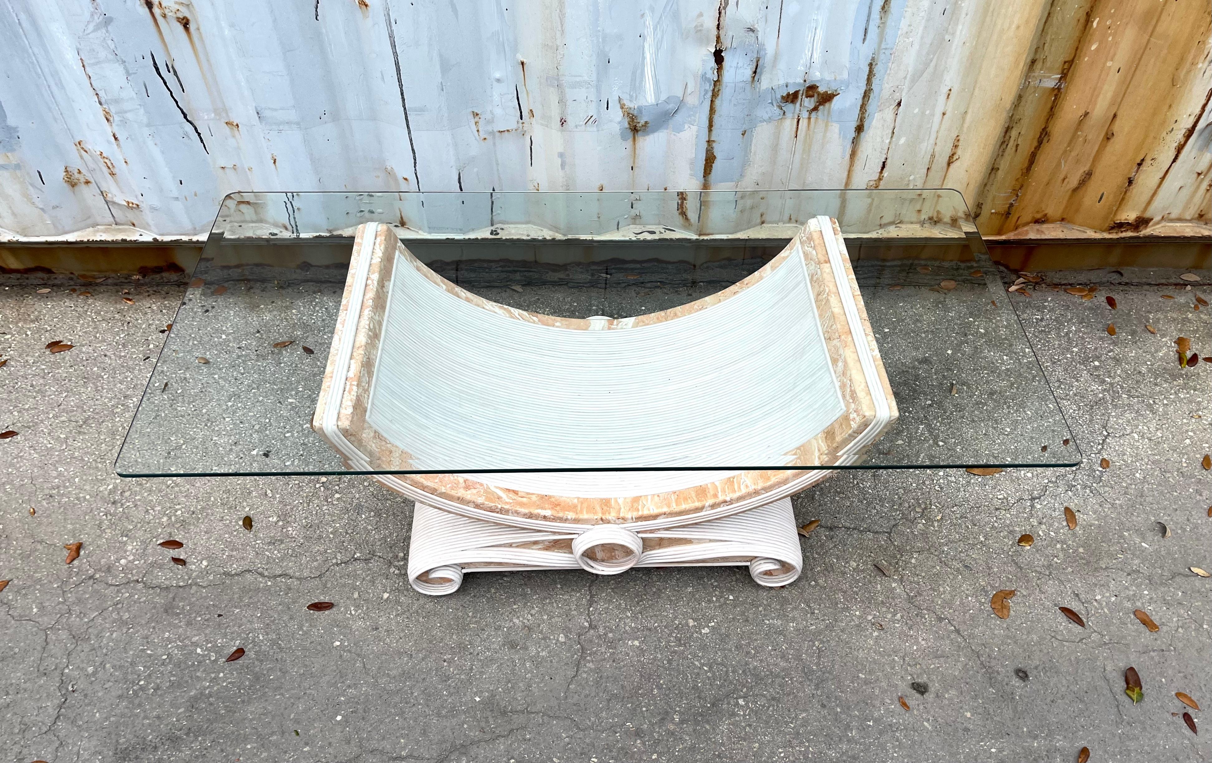 Inconnu Table basse en roseau et pierre tessellée à la manière de Betty Cobonpue. en vente