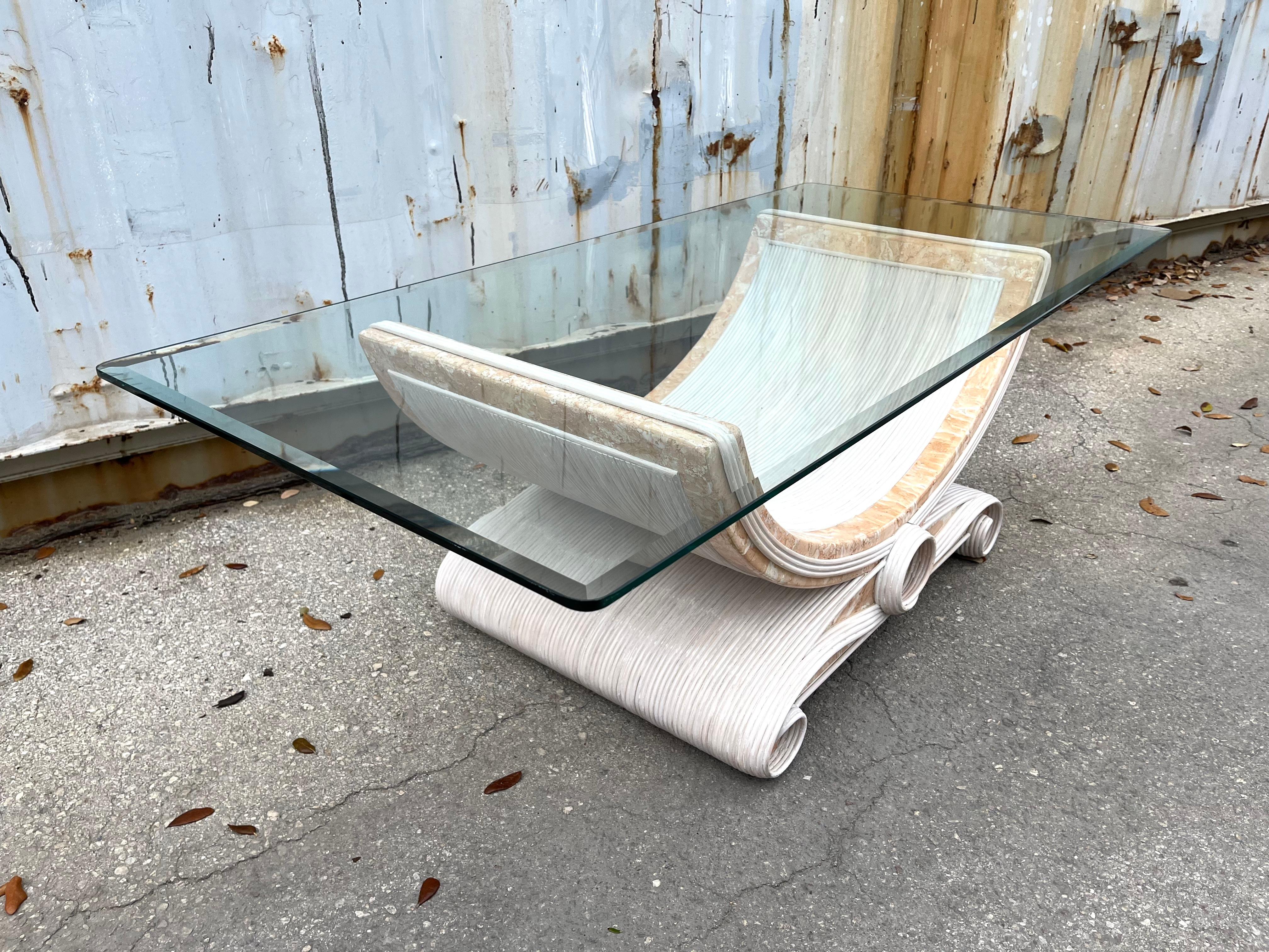 Table basse en roseau et pierre tessellée à la manière de Betty Cobonpue. Bon état - En vente à Miami, FL