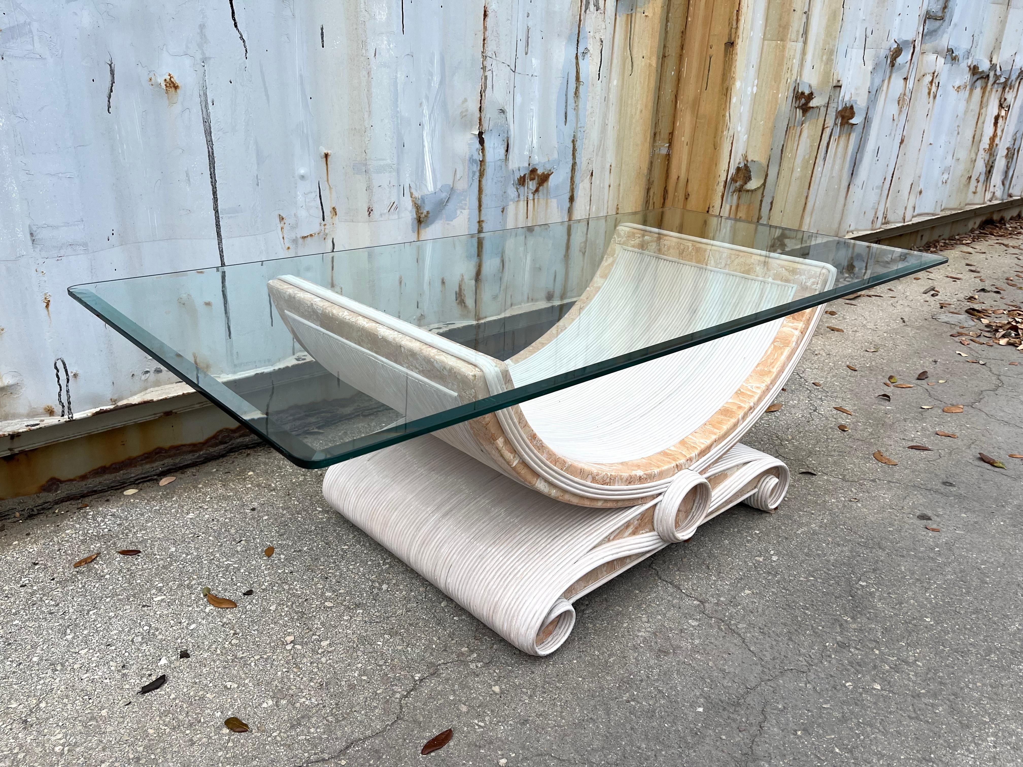 Fin du 20e siècle Table basse en roseau et pierre tessellée à la manière de Betty Cobonpue. en vente