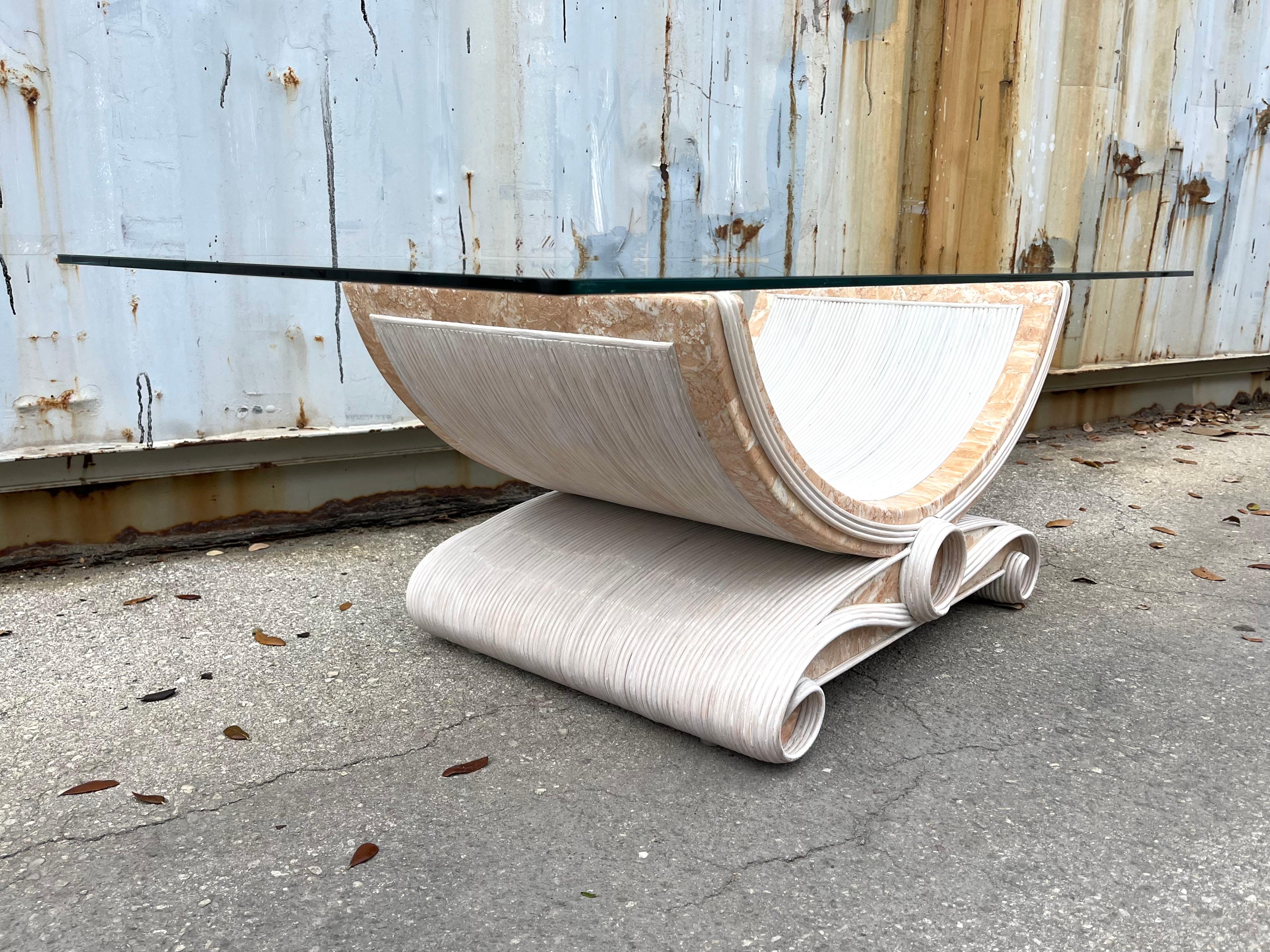 Pierre Table basse en roseau et pierre tessellée à la manière de Betty Cobonpue. en vente