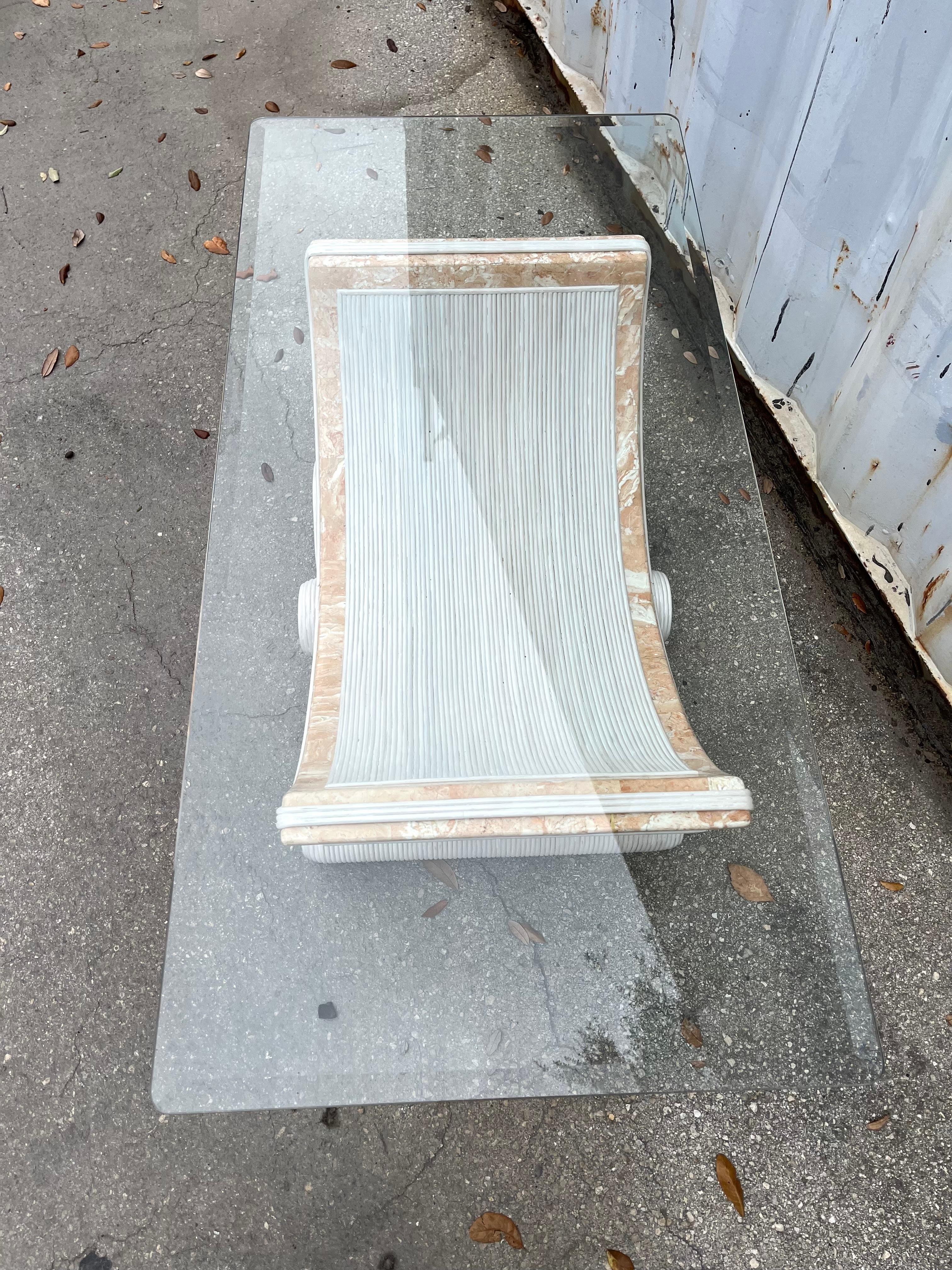 Table basse en roseau et pierre tessellée à la manière de Betty Cobonpue. en vente 1