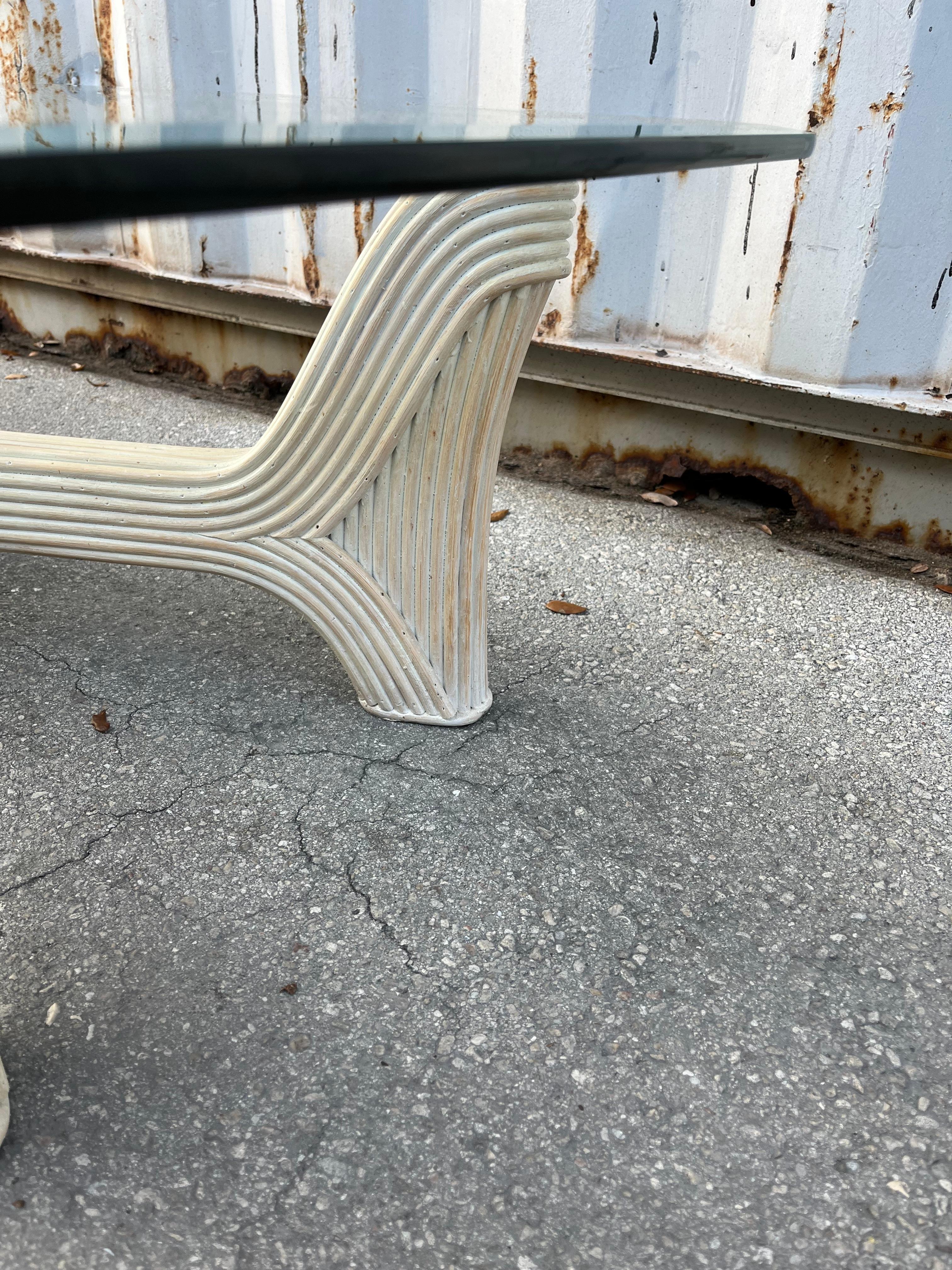 Table basse en rotin de style côtier crayonné. Circa 1980 en vente 3