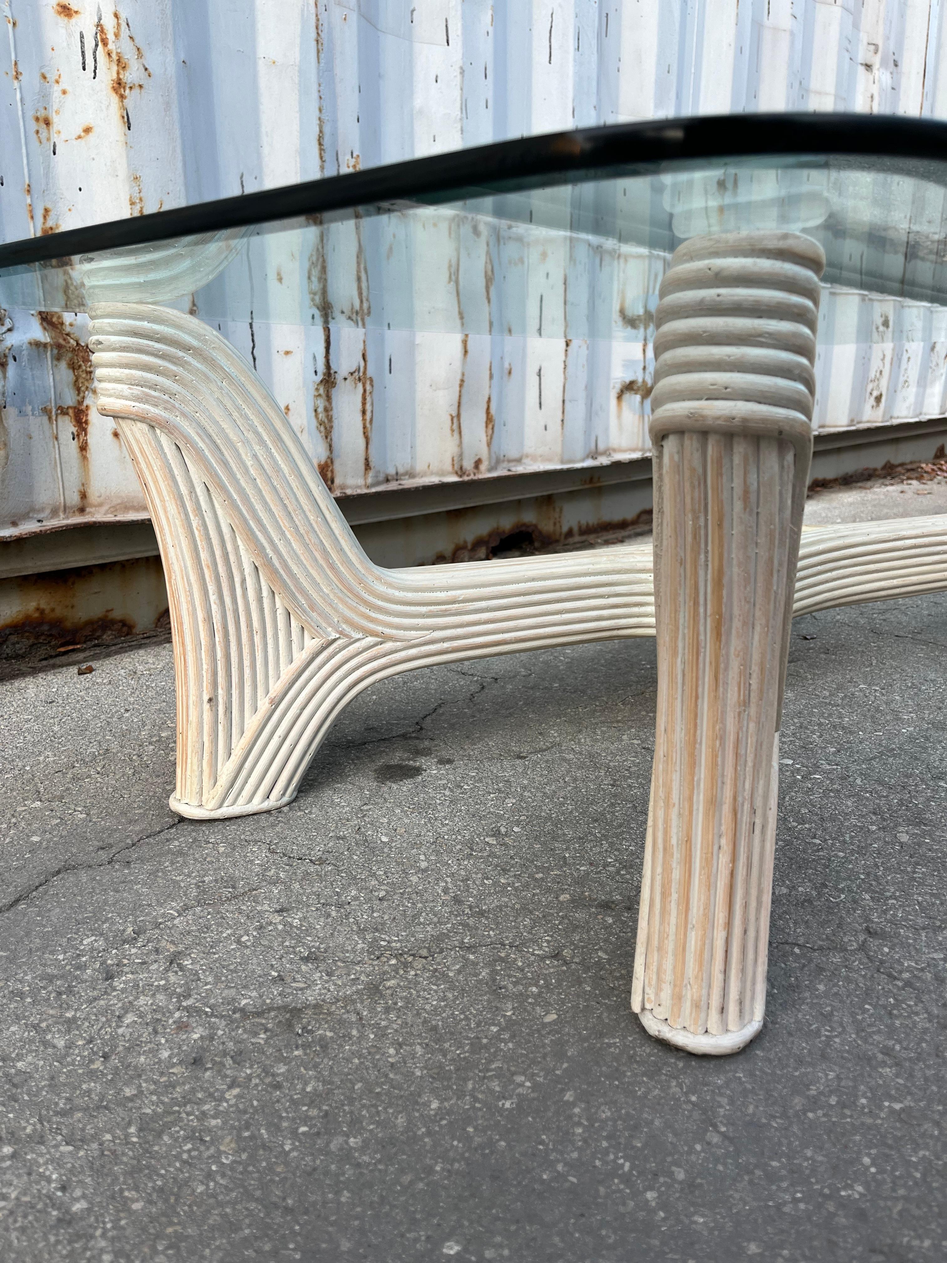 Table basse en rotin de style côtier crayonné. Circa 1980 en vente 7