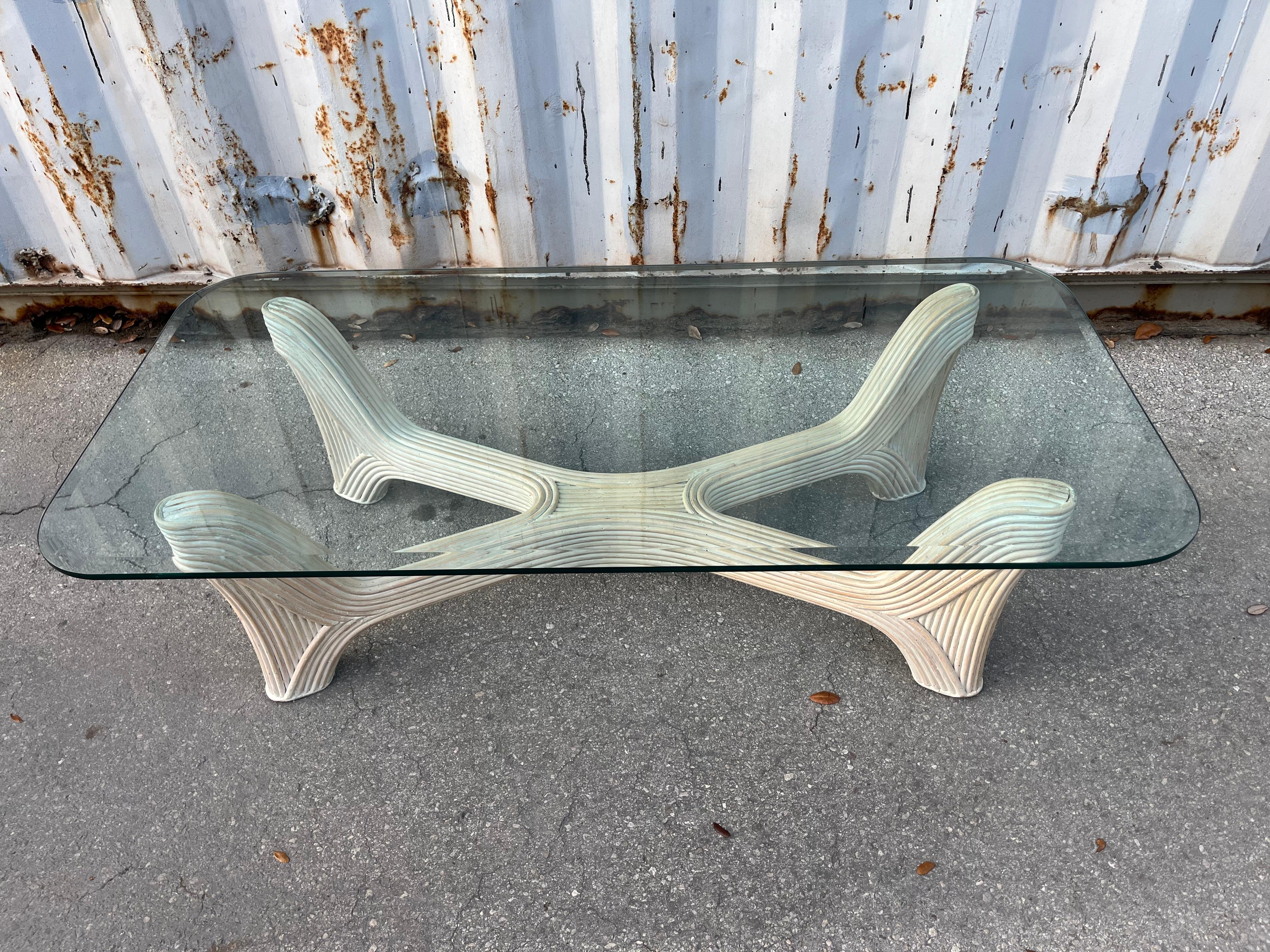 Table basse en rotin de style côtier Vintage Pencil Reed. Circa 1980
Base en placage de roseau et plateau en verre biseauté.
En excellent état proche de l'état neuf avec de très légères marques d'usure et d'âge. Voir les photos en gros plan pour