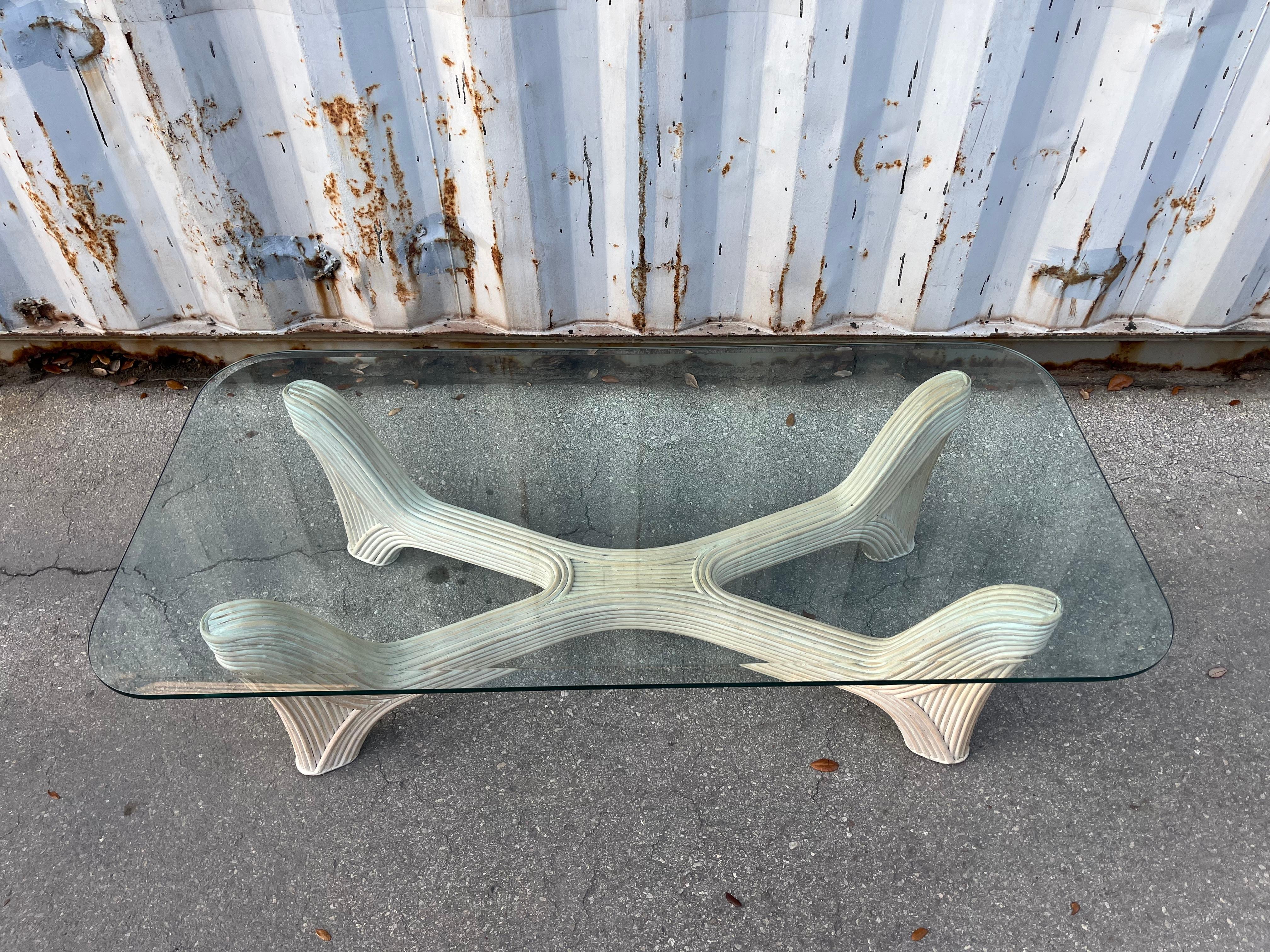Bohème Table basse en rotin de style côtier crayonné. Circa 1980 en vente