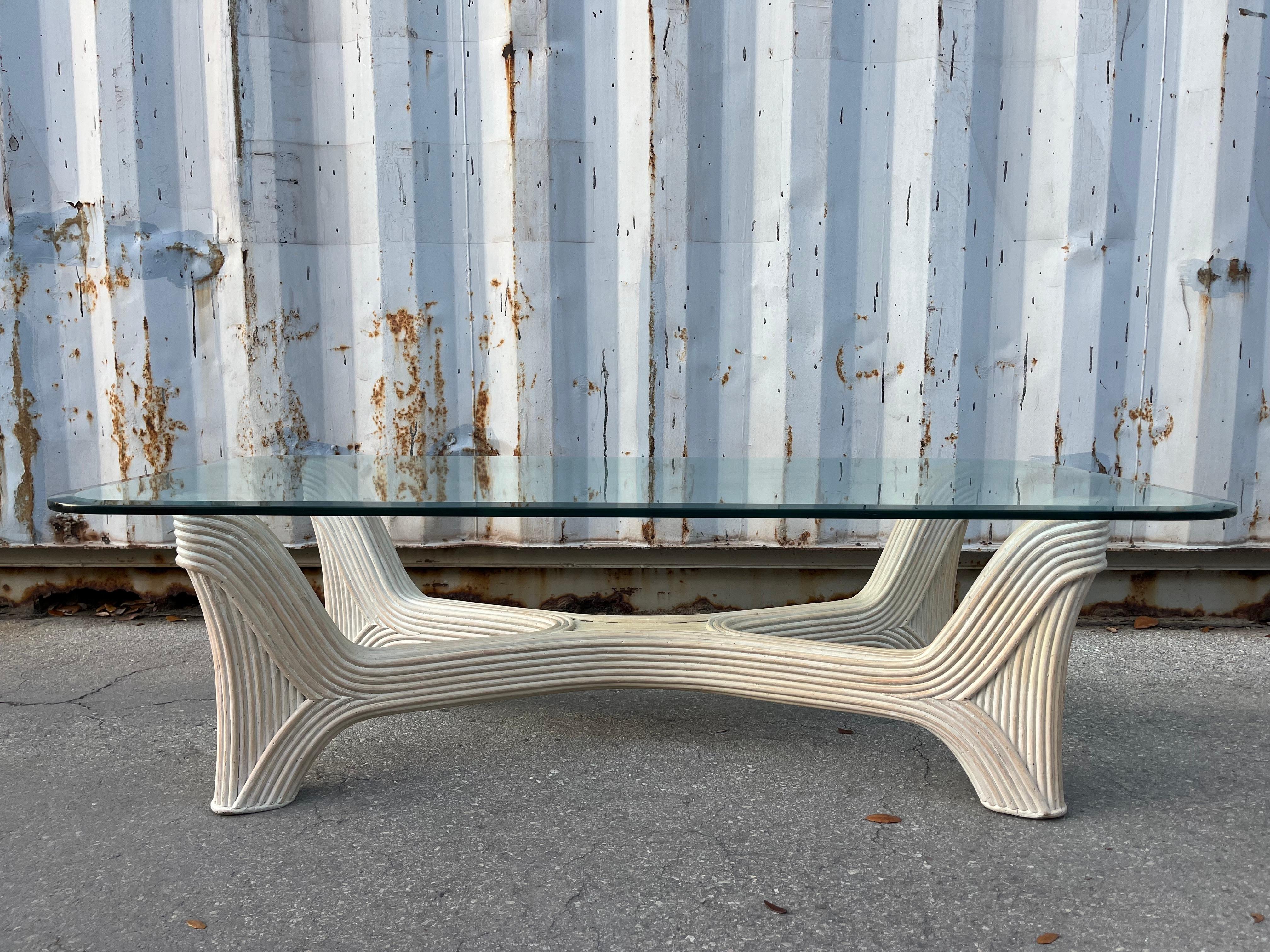 Inconnu Table basse en rotin de style côtier crayonné. Circa 1980 en vente