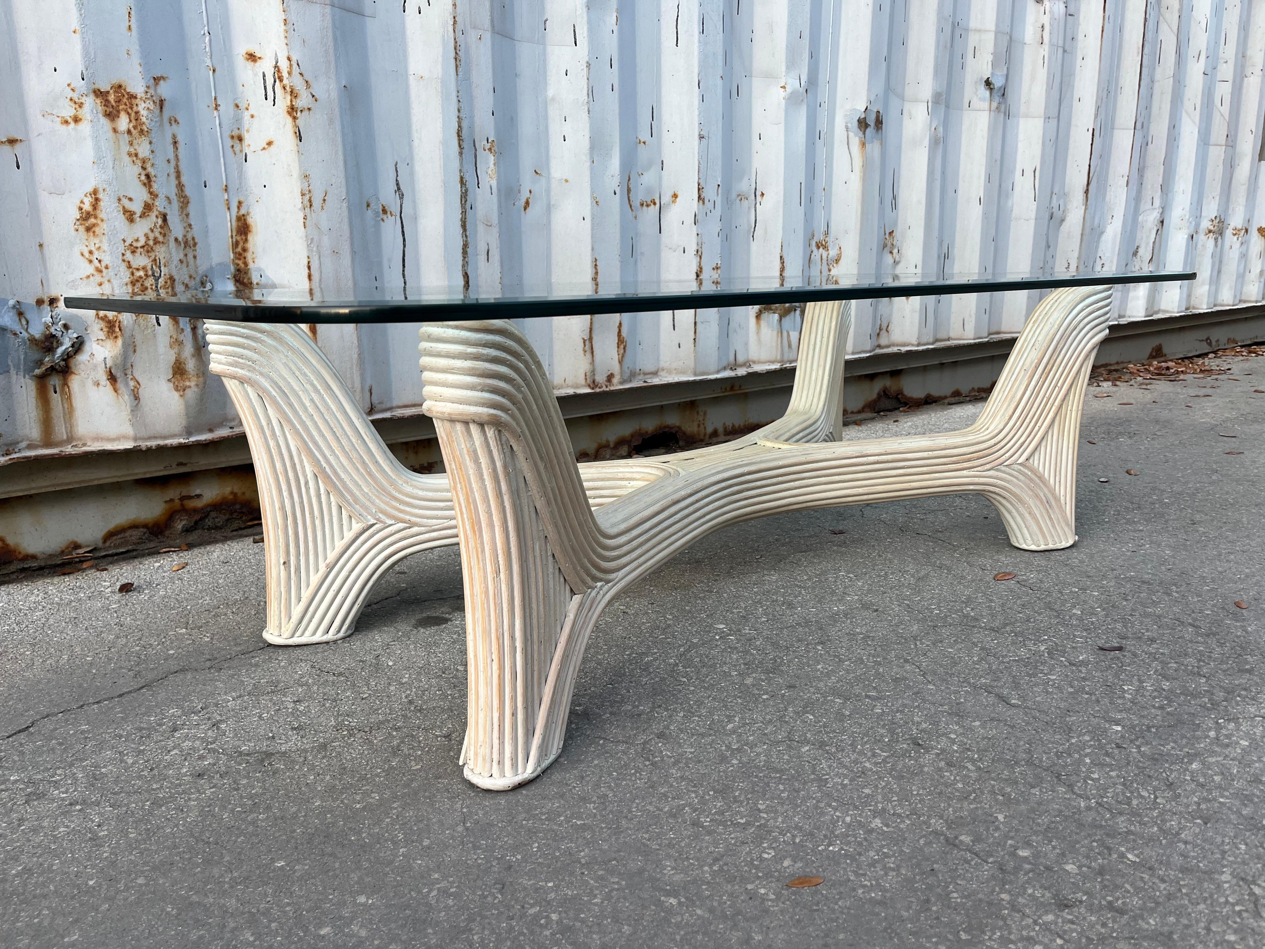 Biseauté Table basse en rotin de style côtier crayonné. Circa 1980 en vente