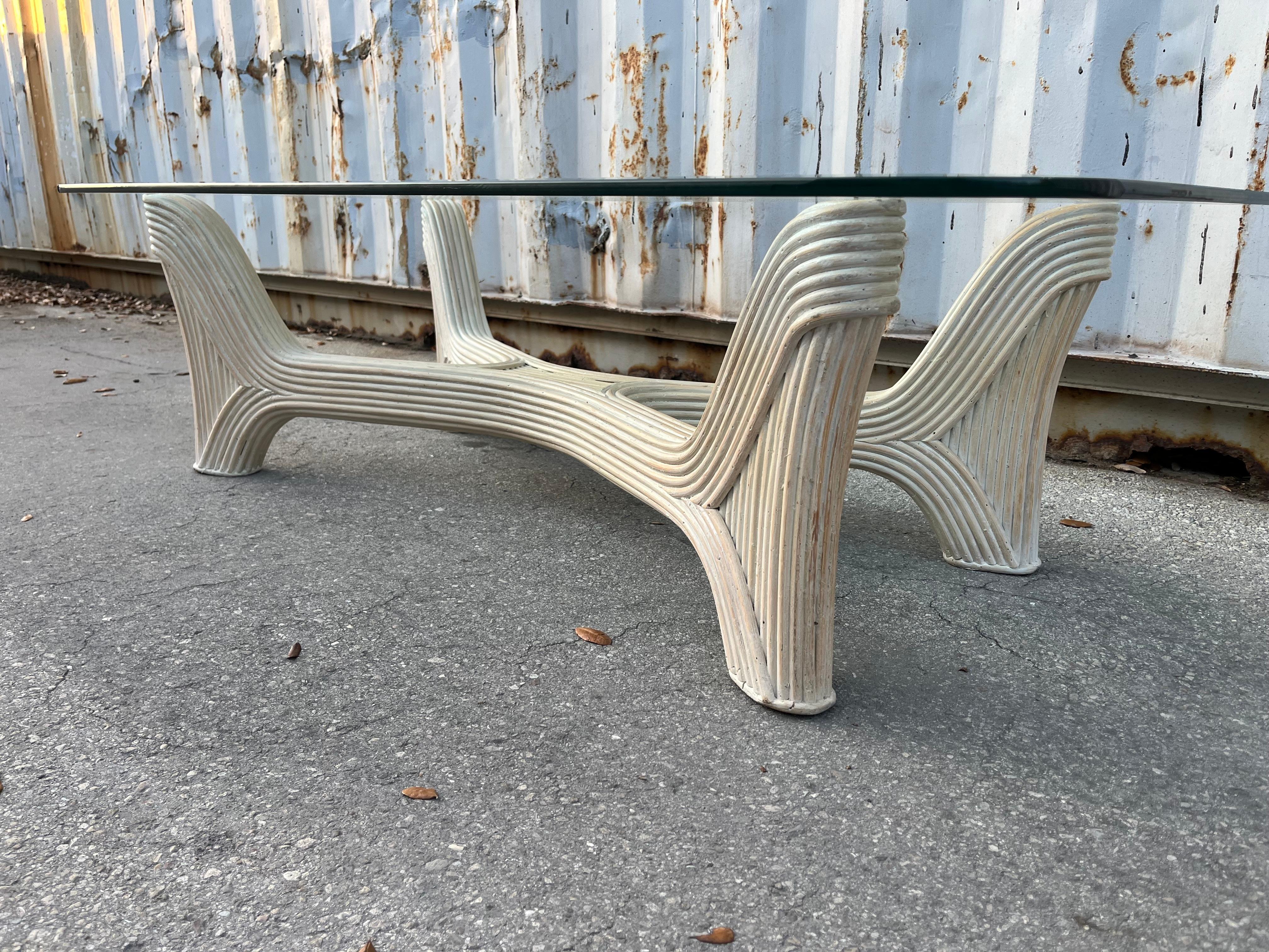 Fin du 20e siècle Table basse en rotin de style côtier crayonné. Circa 1980 en vente