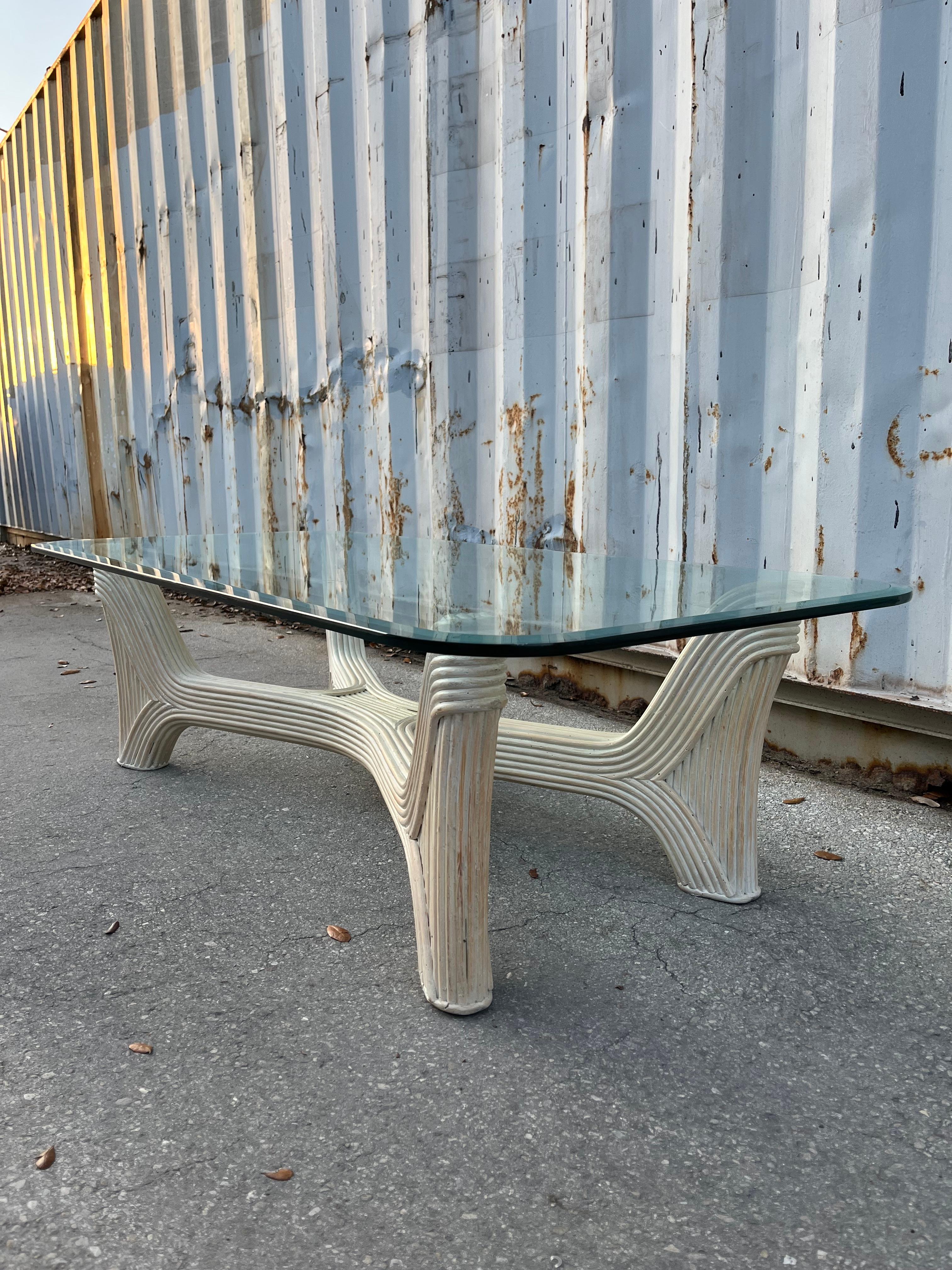 Rotin Table basse en rotin de style côtier crayonné. Circa 1980 en vente