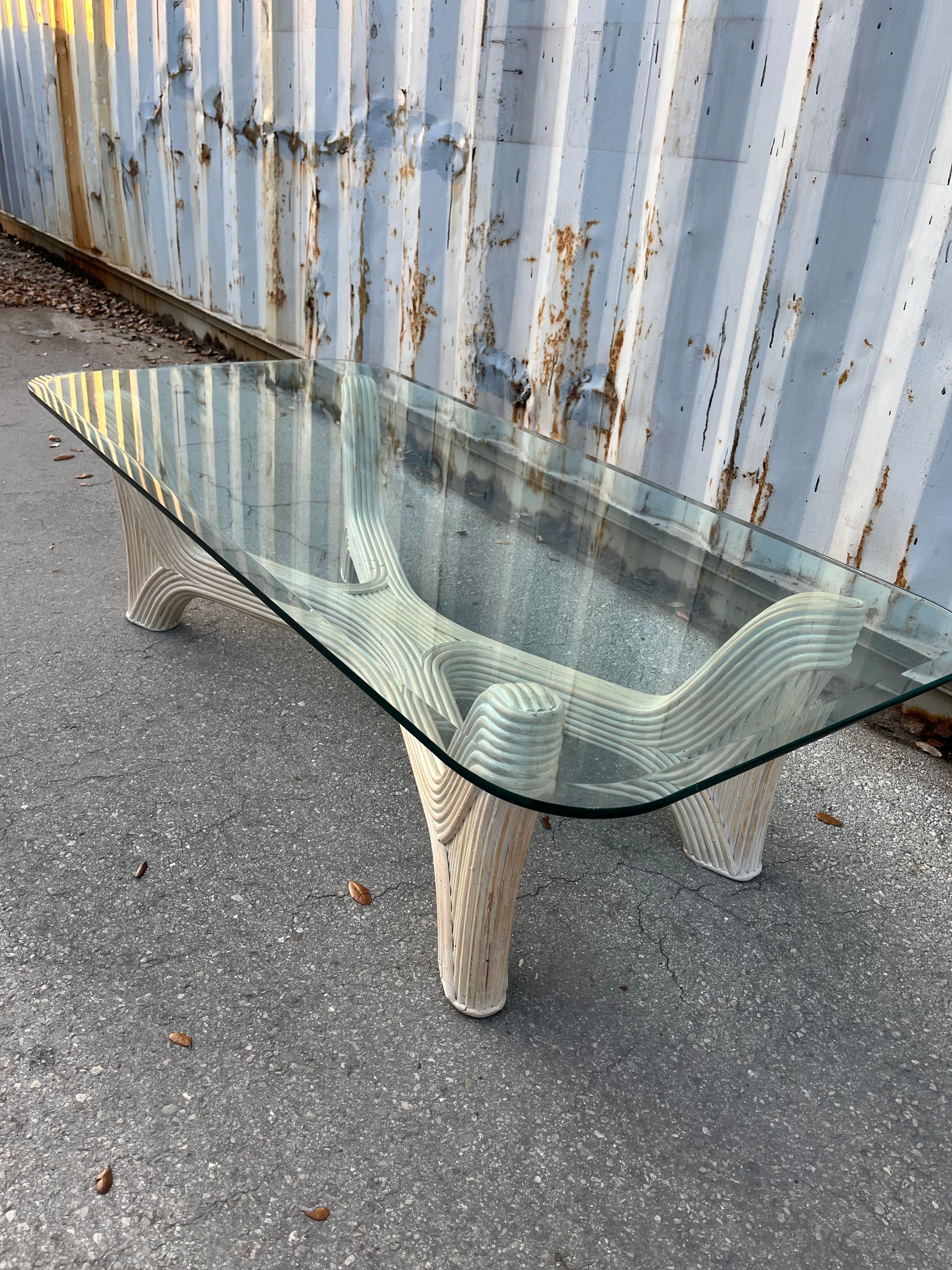 Table basse en rotin de style côtier crayonné. Circa 1980 en vente 1