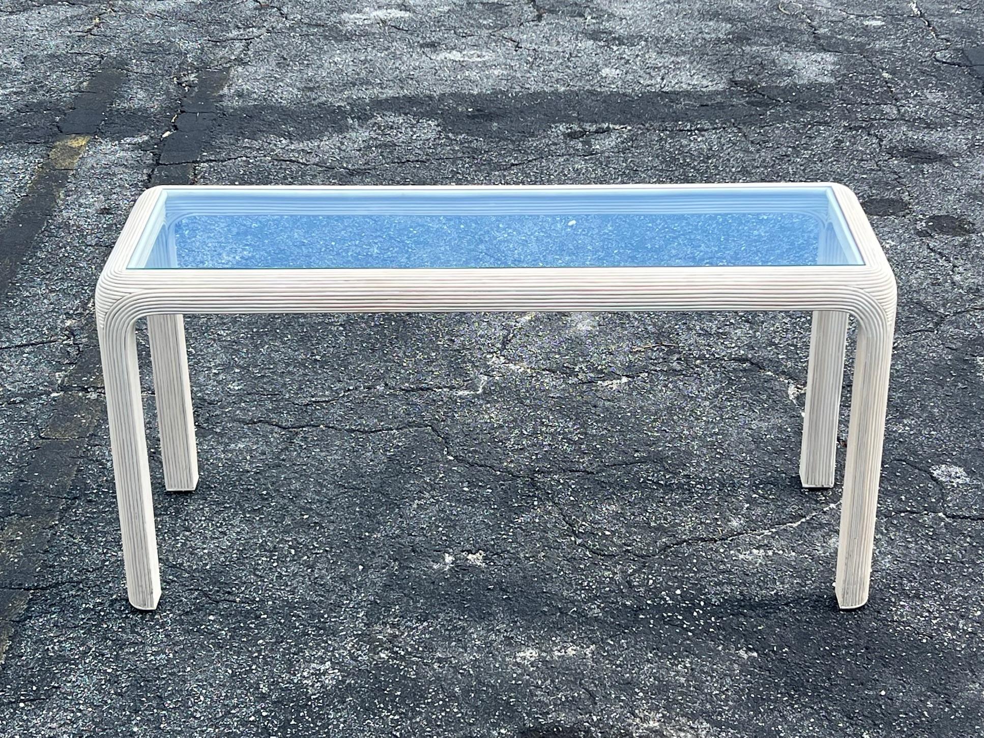 Ein maßgefertigter Konsolentisch von Sandtown Furnishings, hergestellt auf den Philippinen, ca' 2000.  Nicht mehr in Produktion. Elegantes, minimalistisches Aussehen mit Glasplatte.